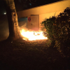 Motorroller brennt vor Garage
