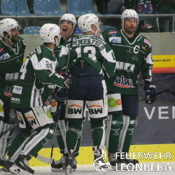 (wz) Die Feuerwehr Leonberg konnte mit nahezu 30 Kammeraden der Einladung der Bietigheim Steelers folgen. Mit der Aktion &quot;Sitzen f&uuml;r nen Zehner&quot; bedankten sich die Steelers bei den ehrenamtlichen Helferinnen und Helfern und luden alle zu ihrem Heimsiel am 2. November ein. 
Mit dieser, etwas anderen Aktion zollt der Eishockey-Zweitligist allen ehrenamtlichen Helfern, die sich unter anderem in der Entwicklungshilfe, Nothilfe, Notfallvorsorge und Gesundheitshilfe engagieren ihre Anerkennung. 

Das Eishockey-Spiel gegen Bremerhaven war superspannend, jedoch mussten sich die Steelers mit 3:4 geschlagen geben. Dennoch sind die Bietigheim Steelers immer noch an der Tabellenspitze. 

Die Feuerwehr Leonberg freute sich &uuml;ber die super Idee und das Engagement der Steelers und sagt DANKESCH&Ouml;N.

Insgesamt haben mehr als 500 Ehrenamtliche Helfer dieses Angebot angenommen.