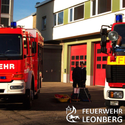 L&ouml;schen um zu retten lautete die Quintessenz des Pilotlehrganges zur Einf&uuml;hrung  der Empfehlung zur Einsatztaktik in Stra&szlig;entunneln.

(tg) Das Regierungspr&auml;sidium und die Landesfeuerwehrschule Baden-W&uuml;rttemberg veranstaltete am Samstag, 22.11.2014 ein F&uuml;hrungskr&auml;fteseminar f&uuml;r die Einsatztaktik in Stra&szlig;entunnels in der Feuerwache Leonberg durch. Hierzu wurden alle Feuerwehrkommandanten, Feuerwehrangeh&ouml;rigen, sowie Kreisbrandmeister aus dem Land Baden-W&uuml;rttemberg, die f&uuml;r einen Stra&szlig;entunnel mit einer L&auml;nge von mehr als 400 m zust&auml;ndig und verantwortlich sind eingeladen.

Schwerpunkt dieses Seminars ist die, vom Arbeitskreis Tunneleinsatz Baden-W&uuml;rttemberg erarbeitete Empfehlung zur Einsatztaktik in Stra&szlig;entunneln auf Basis der Lehrmeinung der Internationalen Fire Academy (ifa, Schweiz). An dieser Empfehlung arbeitete auch Stadtbrandmeister Wolfgang Zimmermann von der Freiwilligen Feuerwehr Leonberg entscheidend mit.

Da der Engelbergbasistunnel zu einem der meistbefahrenen Tunneln in Europa z&auml;hlt, war es f&uuml;r die Freiwillige Feuerwehr Leonberg unerl&auml;sslich, von Anfang an, sowohl an den Seminaren der ifa zur &quot;Rettung und Brandbek&auml;mpfung in Stra&szlig;entunneln&quot;, als auch im Arbeitskreis des Innenministeriums und der Landesfeuerwehrschule mitzuwirken.

Die Empfehlung beschreiben die Eckpunkte bei einem Brandeinsatz in einem in Betrieb befindlichen Stra&szlig;entunnel vor. Laut dieser ist ein Feuerwehreinsatz in einem Tunnel nur dann von Erfolg gekr&ouml;nt wenn er schnell und koordiniert durchgef&uuml;hrt wird, was nur durch Planen und regelm&auml;&szlig;iges &Uuml;ben des Vorgehens und der Zusammenarbeit der beteiligten Hilfsorganisationen gew&auml;hrleistet werden kann. Es wird weiterhin empfohlen bei einem Tunneleinsatz, im Gegensatz zu einem gew&ouml;hnlichen Brandeinsatz in einem Geb&auml;ude, nicht in Trupps (2 Feuerwehrm&auml;nner/-frauen) sondern in Staffeln (2 Trupps plus ein Einheitsf&uuml;hrer), welche spezifische Aufgaben haben, vorzugehen. Weiterhin kann ein L&ouml;sch- und somit auch ein Rettungserfolg von vermissten Personen nur dann erzielt werden, wenn die Brandbek&auml;mpfung schnell durchgef&uuml;hrt wird und somit die Brandausbreitung und Rauchentwicklung zu unterbinden. Dadurch kann eine Gef&auml;hrdung der Einsatzkr&auml;fte und der vermissten Personen gesenkt werden und erleichtert zudem den Einsatzkr&auml;ften das Retten und  Suchen von Personen. Es gilt folglich in einem Tunnel das Prinzip L&ouml;schen um zu retten!.

An dem F&uuml;hrungsseminar haben deshalb viele Kommandanten, Kreisbrandmeister und interessierte Feuerwehrleute aus Ellwangen, Esslingen, Filderstadt, Gerlingen, G&ouml;ppingen, Gruibingen, Herrenberg, Leonberg, Leutenbach, Neckarsulm, Neuenstadt, Stuttgart, Westhausen und Wiesensteig teilgenommen, um sich diesem Thema anzunehmen. Der eint&auml;gige Lehrgang wurde um 8:30 Uhr mit der Begr&uuml;&szlig;ung durch Stadtbrandmeister Wolfgang Zimmermann, B&uuml;rgermeister Dr. Ulrich Vonderheid und dem Regierungsvizepr&auml;sident Dr. Christian Schneider begonnen. 

Auch weitere Kameraden der Freiwilligen Feuerwehr Leonberg wirkten als Ausbilder am F&uuml;hrungskr&auml;fteseminar mit. Abteilungskommandant Torsten Bareither und sein Stellvertreter Volker R&ouml;ckle gaben Hinweise f&uuml;r die Arbeit im Engelbergbasistunnel, in dem die Empfehlungen schon seit der Gro&szlig;&uuml;bung im Engelbergbasistunnel  Terremoto 2012 umgesetzt werden.
Die Lehrgangsleiter Thomas Fink von der Landesfeuerwehrschule Baden-W&uuml;rttemberg und Christian Brauner von der ifa zeigten sich sehr zufrieden mit der Resonanz und der aktiven Teilnahme der F&uuml;hrungskr&auml;fte beim Tunnelseminar in Leonberg. Auch die Lehrgangsteilnehmer zeigten gro&szlig;es Interesse an den Inhalten der Empfehlung des Innenministeriums und der Landesfeuerwehrschule und dem darauf basierten Lehrgang.

Die Verpflegung der Teilnehmer &uuml;bernahm, wie bei jedem Lehrgang in der Feuerwache Leonberg das Essensteam der Freiwilligen Feuerwehr Leonberg. Die die Teilnehmer mit Vesper, Mittagessen und Kuchen verk&ouml;stigten.

F&uuml;r die Teilnehmer war es daher ein rundum organisierter und lehrreicher Tag in Leonberg.


Weitere Informationen:
Landesfeuerwehrschule Baden-W&uuml;rttemberg: Einsatztaktik in Stra&szlig;entunneln:
http://www.lfs-bw.de/meldungen/aktuelles/Seiten/Meldung2014039.aspx
Empfehlung zur Einsatztaktik in Stra&szlig;entunneln im pdf-Format
http://www.lfs-bw.de/Fachthemen/Einsatztaktik-fuehrung/Sonstiges/Documents/AK_Tunneleinsatz_Einsatztaktik_in_Stra%C3%9Fentunneln.pdf
Newsbericht: Baden-W&uuml;rttemberger Arbeitskreis Tunnelbrandbek&auml;mpfung:
http://feuerwehr-leonberg.de/news/newsDetail.php?newsid=254
Newsbericht: Gro&szlig;&uuml;bung Engelbergbasistunnel  Terremoto 2012
http://feuerwehr-leonberg.de/news/newsDetail.php?newsid=202