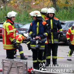 (sm) Am 15.11.2014 fand der Truppf&uuml;hrerlehrgang 2014 seinen Abschluss. 19 KameradInnen aus Leonberg, Steinenbronn und Weissach erlernten in  35 Stunden Wissen um die kleinste taktische Einheit der Feuerwehr  einen Trupp, der aus zwei Personen besteht  f&uuml;hren zu k&ouml;nnen. Neben rechtlichen Themen und Grundlagen zur Verbrennung geh&ouml;rten hierzu das Erkennen von Gefahren an Einsatzstellen und nat&uuml;rlich das selbstst&auml;ndige Arbeiten als Trupp im Brand- und Hilfeleistungseinsatz. Alle Teilnehmer zeigten zufriedenstellende Leistungen und konnten somit zu ihrer neuen Aufgabe in ihre Feuerwehren entlassen werden.

Die Feuerwehr Leonberg freut sich &uuml;ber 16 neue Truppf&uuml;hrerInnen, die von nun an in allen Abteilungen ihren Dienst durchf&uuml;hren werden.

Herzlichen Gl&uuml;ckwunsch zur erfolgreichen Teilnahme! 
