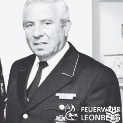 Die Freiwillige Feuerwehr Leonberg gratuliert ihrem langj&auml;hrigen Kommandanten Walter Weidle zu seinem 80. Geburtstag.
Wir w&uuml;nschen ihm viel Gesundheit und zahlreiche sch&ouml;ne Stunden im Kreise der Familie, Freunde und Feuerwehrkameraden.



Walter Weidle war 1953 in die Feuerwehr Leonberg eingetreten und war von 1975 bis 1984 Abteilungskommandant der Kernstadtwehr. Im gleichen Jahr nahm er seinen Dienst als hauptamtlicher Leiter der Feuerwache Leonberg auf, den er bis zu seinem beruflichen Ruhestand im Jahr 1997 versah. 1984 hatte er Werner J&uuml;ngling als Kommandant der Gesamtfeuerwehr Leonberg abgel&ouml;st. Walter Weidle versah dieses Amt im Range eines Stadtbrandmeisters 15 Jahre lang. Kurz nach der offiziellen Verabschiedung ernannte ihn Oberb&uuml;rgermeister Schuler zum Ehrenkommandanten der Freiwilligen Feuerwehr Leonberg.

Auf dem Bild von 1998 ist er zu sehen mit dem damaligen Abteilungskommandanten G&uuml;nter Widmaier (links) und  Kreisbrandmeister Helmut Feil (mitte).
