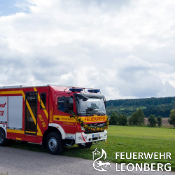 (as) Im Rahmen der Warmbronner Feuerwehrtage wurde am Sonntag das neue Hilfeleistungs-L&ouml;schgruppenfahrzeug 10  durch den Ersten B&uuml;rgermeister Herr Dr. Vonderheid in feierlichem Rahmen &uuml;bergeben.
Unter den vielen G&auml;sten waren auch einige Ortschafts- und Gemeinder&auml;te, sowie der Kreisverbandsvorsitzende Markus Priesching und Kameraden aller Abteilungen der Feuerwehr Leonberg. Nach einer kurzen Ansprache &uuml;bergab der Erste B&uuml;rgermeister Dr. Vonderheid den symbolischen Schl&uuml;ssel an den Kommandanten Wolfgang Zimmermann. Dieser reichte ihn gleich der zust&auml;ndigen Abteilungsf&uuml;hrung aus Warmbronn Bernhard Spreiter und Steffen Br&auml;unig weiter. 
Die Redner w&uuml;nschten der Abteilung Warmbronn allzeit gute Fahrt und sichere R&uuml;ckkehr von &Uuml;bung und Eins&auml;tzen. Musikalisch begleitet wurde die Fahrzeug&uuml;bergabe durch den Schalmeienzug der Gesamtfeuerwehr. Das neue HLF 10 ersetzt bei der Abteilung Warmbronn das 33 Jahre alte Tankl&ouml;schfahrzeug TLF 8, sowie das 24 Jahre alte L&ouml;schgruppenfahrzeug LF 8. Somit ist die Feuerwehr in Warmbronn nun auf einem technisch aktuellen Stand. 

Im Anschluss an die &Uuml;bergabe nutzten die zahlreichen Besucherinnen und Besucher die M&ouml;glichkeit das neue Fahrzeug anzuschauen.
