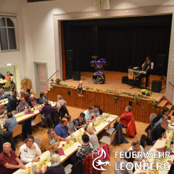 Der Schalmeienzug der Freiwilligen Feuerwehr Leonberg feierte am letzten Samstag bereits sein f&uuml;nftes Herbstfest in der Steinturnhalle.

Seiner Einladung waren zahlreiche G&auml;ste aus nah und fern gefolgt.

Die Ersten sa&szlig;en bereits ab 14 Uhr bei Kaffee und einer der zahlreichen selbstgemachten K&ouml;stlichkeiten vom Kuchenbuffet gem&uuml;tlich zusammen. Gegen sp&auml;ter f&uuml;llte sich die Halle rasch und Schlachtplatte, Wurstsalat und andere Leckereien fanden bei musikalischer Unterhaltung mit Rainer K&uuml;hnle rei&szlig;enden Absatz.

Die Mitglieder des Musikzugs lie&szlig;en es sich nicht nehmen ihre G&auml;ste mit zwei Kurzauftritten zu &uuml;berraschen und h&auml;tten ihrem begeisterten Publikum auch gerne noch den ein oder anderen Liedwunsch als Zugabe erf&uuml;llt, sofern nicht der zu stemmende Festbetrieb gewesen w&auml;re.

Bei ausgelassener Stimmung dauerte das Fest bis in die sp&auml;ten Abendstunden, bei der auch so manches Tanzbein nicht zu kurz kam.

Der Schalmeienzug bedankt sich auf diesem Weg f&uuml;r die vielen helfenden und unterst&uuml;tzenden H&auml;nde im Hintergrund, sowie bei der Leonberger Kreiszeitung f&uuml;r ihren Artikel und freut sich seine G&auml;ste im n&auml;chstes Jahr, am Samstag, 22.10.2016, zum 6. Herbstfest wieder begr&uuml;&szlig;en zu d&uuml;rfen.
