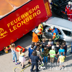 Das Kinderferienprogramm der Stadt Leonberg war in der Kalenderwoche 33 zu Gast bei den Hilforganistationen. Die Organisationen des THW, DRK und Feuerwehr erkl&auml;rten den Kindern wie diese Aufgebaut sind. 

Am Montag den 15.08.2016 durften die Kinder zu Gast in der Feuerwehr sein. Martin Tr&ouml;scher erkl&auml;rte ihnen die Pflichtaufgaben der Feuerwehr. Anschlie&szlig;end wurde den Kindern an einem speziell gebauten Modellhaus erkl&auml;rt, wie sich der Rauch ausbreitet. Mit einem L&uuml;fter wurde das komplette Haus &uuml;ber ein einziges Fenster wieder komplett entraucht. Die Jugendfeuerwehr zeigte die Schutzausr&uuml;stung die die Jugendfeuerwehr besitzt, sowie die Einsatzkleidung f&uuml;r Br&auml;nde und Technische Hilfe. Zum Abschluss des heutigen Tages, zeigten die Jugendlichen der Feuerwehr wie ein L&ouml;schangriff aufgebaut wird. Es durfte jeder mal das Strahlrohr in die Hand nehmen und das &quot;Feuer&quot; l&ouml;schen. 

Der Dienstag stand ganz im Zeichen des Roten Kreuzes. Man erlernte die Grundt&auml;tigkeiten der Herzdruckmassage, wie oft in welchem Rhytmus gedr&uuml;ckt werden muss. Dabei kann man es sehr gut mit einem Lied im Kopf nachmachen. Die Kinder staunten nachdem Sie das gro&szlig;e Lager des Ortsverein Leonberg begutachten durften. Im gro&szlig;en Rettungswagen wurde das komplette Equipment pr&auml;sentiert und auch ausprobiert. Das Highligt an diesem Tage folgte auf dem Fu&szlig;, es wurde der am Krankenhaus stationierte Rettungshubschrauber angeschaut. Leider bekam er nach einer guten viertel Stunde einen Alarm und musste losfliegen. 

Mittwochs wurde die Feuerwehr erneut unter die Lupe genommen. Es wurde f&uuml;r die Kinder einiges geboten. In einem dunklen Flur musste man sich zurechtfinden. Dabei sollte die Kinder einen Gegenstand, der im Flur stand, finden. Die einzige Hilfe die die Kinder hatten, war eine W&auml;rmebildkamera. Erlernt wurde auch wie man einen L&ouml;schangriff in den ersten Stock aufbaut. Dabei durften alle Kinder die Steckleiter raufklettern. Bevor es zu dem Abschluss kam, in dem man mit einem Jugenfeuerwehr-Atemschutzger&auml;t durch die Atemschutz&uuml;bungsstrecke kriechen musste, durften alle Teilnehmer Tennisb&auml;lle mit einem Spreizer auf verschiedene Verkehrsleitkegel platzieren. 

Am darauf folgendem Tag, lud das THW in ihre Unterkunft. Hierbei stellten Sie sich vor, darunter auch ihre Jugend, die dieses Jahr der Bundessieger der THW Jugend geworden ist. Auf dem Programm stand eine Person zu retten, welche versch&uuml;ttet gewesen war. Mit dem Brenneisen durften die Kinder das THW-Logo in ihr eigenes ges&auml;gtes Holzst&uuml;cke brennen. Durch anheben von Hebekissen konnte man eine Kugel durch ein Labyrinth f&uuml;hren. 

Alle Organisationen trafen sich am Abschluss Tag gemeinsam in der Feuerwache. Die erste Stunde durften alle sich die Fahrzeuge anschauen, sowie eine Runde mit der Drehleiter die Stadt von oben anschauen. Um 10 Uhr begann dann die Abschluss&uuml;bung. Das &Uuml;bungszenario war, dass bei einem Containerwechseln ein Fahrzeug unter den Contaier gefahren ist und der Fahrer schwer eingeklemmt war. Die ersten Kr&auml;fte vor Ort war die Feuerwehr, diese verschaffte sich ein &uuml;berblick &uuml;ber die Einsatzstelle. Der Einsatzleiter forderte sofort den Rettungsdienst und das Technische Hilfswerk zu unterst&uuml;tzung an. F&uuml;r das DRK wurde durch die Feuerwehr eine Erst&ouml;ffnung geschaffen, sodass der Patient versorgt werden kann. Das Technische Hilfswer, unterbaute den Abrollcontainer, sodass er sich nicht mehr bewegen konnte. Nachdem dies geschehen war, konnte die Feuerwehr mit der Rettung beginnen. Es wurde eine gro&szlig;e Seiten&ouml;ffnung geschaffen. Zur Rettung der Person wurde das sogenannte Spinboard mit verwendet. Nachdem die verletzte Person dem Rettungsdienst &uuml;bergeben wurde, wurde diese im Rettungswagen medizienisch behandelt. 

   


 