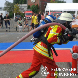 Feuerwehrm&auml;nner aus Leonberg nehmen an europ&auml;ischem Vergleichswettkampf teil

Am vergangenen Samstag fuhren Jens K&ouml;wilein, Robert Schunke und Ruben Werbke zu einem Wettbewerb, der im S&uuml;den von Stra&szlig;burg ausgetragen wurde. Sie trafen dort auf Kameraden aus ganz Europa, die sich ebenfalls auf die Firefighter Combat Challenge vorbereitet hatten. Das Starterfeld bestand sowohl aus kommunalen bzw. staatlichen Berufsfeuerwehrleuten und Werksfeuerwehren vom Flughafen Stuttgart und einem gro&szlig;en Pharmaunternehmen aus Basel, aber auch aus vielen ehrenamtlich T&auml;tigen, wie den Mitgliedern der freiwilligen Feuerwehr in Leonberg.

Die Teilnehmer und Teilnehmerinnen m&uuml;ssen bei dieser als Spa&szlig;wettkampf eingestuften Veranstaltung neben der eigenen schweren Arbeitskleidung vielerlei Gewichte bewegen. Und weil das noch nicht reicht, passiert dies bei der Feuerwehr nat&uuml;rlich im Atemschutz-Modus, also zus&auml;tzlich mit einer Sauerstoffflasche auf dem R&uuml;cken, die wie im realen Einsatz ausreichend Luft zuf&uuml;hren soll.

Zun&auml;chst mussten die Wettk&auml;mpfer ein 19 kg-Schlauchpaket ins dritte Stockwerk tragen. Von oben war dann ein weiteres ebenso schweres Paket hochzuziehen. Wieder unten angekommen, galt es, einen 80 Kilogramm schweren Metallblock auf einem Schlitten mit Hammerschl&auml;gen voranzutreiben. Fast entspannend war anschlie&szlig;end der kurze Slalomparcours, um den wassergef&uuml;llten Schlauch abzuholen, mit dem nach der R&uuml;ckkehr eine Zielscheibe zu treffen war. 

Retten, L&ouml;schen, Bergen, Sch&uuml;tzen sind bekannterma&szlig;en die Aufgaben der Feuerwehr. Dementsprechend war die letzte Pr&uuml;fung, eine ebenfalls 80 kg schwere Puppe &uuml;ber etwa 20 Meter ins Ziel zu retten.

Ein hervorragend agierendes Organisationsteam k&uuml;mmerte sich im Ziel um die unter den Dummys schnaufenden Feuerwehrleute und verschaffte ihnen schnellstm&ouml;glich wieder Zugang zur hei&szlig;en Au&szlig;enluft. Denn die hohen Temperaturen waren f&uuml;r die Wettk&auml;mpfer an diesem Samstag eine zus&auml;tzliche Erschwernis.

Alle Frauen und M&auml;nner blieben deutlich unter der 6-Minuten-Grenze, die international festgelegt als Mindestzeit wurde, in der die f&uuml;nf Aufgaben geschafft werden m&uuml;ssen. Den besten Lauf der drei Leonberger hatte an diesem Samstag Robert Schunke, der sich nicht nur fehlerfrei, sondern auch in einer Zeit von etwa 2:17 Minuten durch den Gesamtparcours k&auml;mpfte. Vielleicht schafft es die Leonberger Wehr ja im kommenden Jahr sogar, mit einem noch gr&ouml;&szlig;eren Team zum Endlauf des europ&auml;ischen Wettbewerbs anzutreten. Dieser wurde in Stra&szlig;burg am Sonntag noch als Mannschaftswettkampf ausgetragen.
