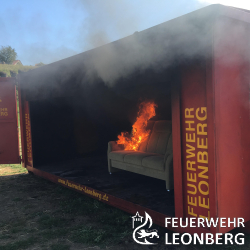 (mb)Am 28. August war auf der Landesgartenschau in &Ouml;hringen ein Tag der Feuerwehr. Auf einer Ausstellungsfl&auml;che innerhalb des Festgel&auml;ndes, bot sich den Feuerwehren aus dem Hohenlohekreis die M&ouml;glichkeit sich zu pr&auml;sentieren. Dies wurde federf&uuml;hrend durch die Feuerwehr &Ouml;hringen und den Kreisfeuerwehrverband des Hohenlohekreises organisiert. Neben einem Rauchzelt, in dem jeder die M&ouml;glichkeit hatte einmal in die Haut eines Feuerwehrmannes zu schl&uuml;pfen und einmal die Erfahrung der Orientierung unter Null-Sicht zu machen, sowie es sich den Feuerwehrm&auml;nnern und -frauen bei einem Brand im Geb&auml;ude darstellt. Desweiteren wurde immer wieder demonstriert wie Staub- oder Fettexplosion zustande kommen und welche Gefahren diese mit sich bringen. 

Die Feuerwehr Leonberg folgte gerne der Einladung der Feuerwehr &Ouml;hringen und stellte an diesem Tag ihren Brandcontainer zur Verf&uuml;gung. Es wurden zusammen mit der Freiwilligen Feuerwehr Bretzfeld &uuml;ber den ganzen Tag verteilt &Uuml;bungen im Brandcontainer  durchgef&uuml;hrt. Daf&uuml;r wurde f&uuml;r ein Wohnzimmer, mittels einer Kerze, entz&uuml;ndet. Die B&uuml;rgerinnen und B&uuml;rger konnten sich davon &uuml;berzeugen wie schnell es doch zu einem Brand mit verheerenden Folgen kommen kann. &quot;Rauchmelder retten Leben&quot;, dies wurde den Zuschauern schnell bewusst, da der Rauchmelder innerhalb von wenigen Sekunden Alarm geschlagen hat und somit das Feuer noch in seiner Entstehungsphase erkannt werden konnte. Die Feuerwehr Bretzfeld bek&auml;mpfte im Anschluss vorbildlich den bereits voll ausgedehnten Brand innerhalb des Containers. Dies zeigte den zahlreichen Zuschauern eindrucksvoll das die bereits 2015 eingef&uuml;hrte Rauchmelderpflicht in Baden-W&uuml;rttemberg durchaus seine Berichtigung findet und Leben retten kann.

Die Feuerwehr Leonberg bedankt sich an dieser Stelle nochmals recht herzlich bei der Feuerwehr &Ouml;hringen f&uuml;r die Einladung und bei allen an diesem Tag teilnehmenden Feuerwehren f&uuml;r die hervorragende Zusammenarbeit.