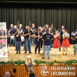 Der Schalmeienzug der Freiwilligen Feuerwehr Leonberg feierte am letzten Samstag bereits sein sechstes Herbstfest in der Steinturnhalle.
Seiner Einladung waren zahlreiche G&auml;ste aus nah und fern gefolgt. Die Ersten sa&szlig;en bereits um 13 Uhr gem&uuml;tlich zum Mittagessen vor einer dampfenden Schlachtplatte. Wer danach noch Platz im Magen &uuml;brig hatte oder erst zur Kaffeezeit in die Steinturnhalle kam, konnte sich eine der zahlreichen selbst gemachten K&ouml;stlichkeiten vom Kuchenbuffet schmecken lassen. Gegen sp&auml;ter f&uuml;llte sich die Halle rasch und auch Wurstsalat, Maultaschen und Co fanden bei musikalischer Unterhaltung mit der Tanz- und Partyband DanceHour rei&szlig;enden Absatz.
Die Mitglieder des Schalmeienzugs lie&szlig;en es sich nicht nehmen ihre G&auml;ste mit zwei Kurzauftritten zu unterhalten und h&auml;tten ihrem begeisterten Publikum auch gerne noch den einen oder anderen Liedwunsch als Zugabe erf&uuml;llt, sofern nicht der zu stemmende Festbetrieb gewesen w&auml;re.
Bei ausgelassener Stimmung dauerte das Fest bis in die sp&auml;ten Abendstunden und es konnte auch das ein oder andere Tanzbein geschwungen werden. 
Der Schalmeienzug bedankt sich auf diesem Weg f&uuml;r die vielen helfenden und unterst&uuml;tzenden H&auml;nde im Hintergrund und freut sich seine G&auml;ste im n&auml;chsten Jahr, am Samstag, 21.10.2017, zum 7. Herbstfest wieder begr&uuml;&szlig;en zu d&uuml;rfen.
