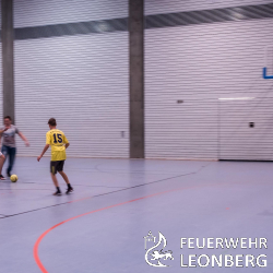 &quot;Das Runde muss ins Eckige!&quot;

Getreu diesem Motto richtete die Jugendfeuerwehr Leonberg am Tag der Deutschen Einheit das traditionelle Fu&szlig;ballturnier der Kreisjugendfeuerwehr B&ouml;blingen im Sportzentrum in Leonberg aus.

14 Teams hatten sich f&uuml;r das Turnier, welches in zwei Altersklassen ausgetragen wurde, angemeldet. Bereits ab 07:00 Uhr war die Jugendwartin Sandra Kugel mit Ihren Jugendgruppenleitern sowie helfenden H&auml;nden aus allen Abteilungen der Feuerwehr Leonberg im Sportzentrum um das Event vorzubereiten. Es wurden Tische und B&auml;nke geschleppt, Getr&auml;nke herbeigebracht, eine mobile K&uuml;che auf dem Vorplatz aufgebaut und die Turnierleitung eingerichtet. 

Hier konnten sich ab 08:00 Uhr die Mannschaften aus dem Kreisgebiet anmelden. Eine Mannschaft musste kurzfristig absagen, die anderen konnten kleinere Personalprobleme selbst ausgleichen oder die Jugendfeuerwehren halfen sich gegenseitig mit Spielern aus.  

P&uuml;nktlich um 09:00 Uhr startete das Turnier mit der Vorrunde. Nach der Mittagspause ging es gegen 13:00 Uhr mit den Siegern und den Zweitplatzierten der Vorrunde in die entscheidenden Spiele. 

Bei den Teens hatte am Ende des Turniers die Mannschaft aus Herrenberg die Nase vor B&ouml;blingen und Leonberg und konnte auch das Einlagespiel gegen die Betreuer f&uuml;r sich entscheiden. Bei den Kids konnte sich die Jugendfeuerwehr Grafenau gegen G&auml;rtringen und Hildrizhausen durchsetzen, verlor jedoch das Spiel gegen die Betreuer knapp.

Die Siegerehrung erfolgte durch den Kreisjugendfeuerwehrwart Gianluca Biela, seinem Stellvertreter Florian Oertle sowie der Leonberger Jugendwartin Sandra Kugel. W&auml;hrend die G&auml;ste sich auf den Nachhauseweg machten, packten in der Halle alle Helferinnen und Helfer nochmal mit, an so das zwei Stunden nach der Veranstaltung die Normalit&auml;t im Sportzentrum wieder einkehrte. 

An dieser Stelle vielen Dank an alle die bei dem Turnier mitgewirkt und somit zum Gelingen beigetragen haben!



Pressebericht der Kreisjugendfeuerwehr:

Die &quot;Champions League&quot; der Jugendfeuerwehren in Leonberg.

Am 03. Oktober fand in der Halle im Leonberger Sportzentrum das traditionelle Kreisjugend-Fu&szlig;ballturnier der Jugendfeuerwehren statt. Insgesamt 13 Mannschaften spielten um die begehrten Pokale und lieferten sich spannende Begegnungen. Nicht zu schlagen war das Grafenauer Team in der Altersklasse &quot;Kids&quot; bis einschlie&szlig;lich Jahrgang 2003. Bei den &quot;Teens&quot; siegte die Herrenberger Jugendfeuerwehr.
Nicht nur nach dem olympischen Motto &quot;Dabei sein ist alles.&quot;, sondern auch mit einer gesunden Portion Ehrgeiz konnten sich am 03. Oktober 2017 die Jugendfeuerwehren des Landkreises B&ouml;blingen im Leonberger Sportzentrum beim Kreisjugend-Fu&szlig;ballturnier miteinander messen. Auch wenn alle Begegnungen fair ausgetragen wurden, so schenkten sich die Nachwuchs-Brandsch&uuml;tzer des Landkreises gegenseitig nichts. Um jeden Ball wurde gek&auml;mpft, keine Partie wurde verloren gegeben. Gespielt wurde in zwei Altersklassen: &quot;Kids&quot; bis einschlie&szlig;lich Jahrgang 2003 und &quot;Teens&quot; Jahrgang 1999 bis 2002. 
Bei den &quot;Kids&quot; konnten sich die Kicker der Jugendfeuerwehr Grafenau durchsetzen. Ungeschlagen gewannen sie das Turnier vor den G&auml;sten aus G&auml;rtringen sowie den Jugendfeuerwehren aus Deckenpfronn und Hildrizhausen. Bei den &quot;Teens&quot; besiegte in einem hochklassigen Finale die Jugendfeuerwehr Herrenberg die Kameraden aus B&ouml;blingen. Das Spiel um Platz 3 entschieden die Nachwuchs-Blaur&ouml;cke aus Leonberg f&uuml;r sich gegen die Mannschaft aus Magstadt.   
Alle teilnehmenden Mannschaften erhielten eine Urkunde und die drei Erstplatzierten Mannschaften au&szlig;erdem sogar einen Pokal aus den H&auml;nden des Kreisjugendfeuerwehrwart Gianluca Biela, seinem Stellvertreter Florian Oerthle und Sandra Kugel, Jugendwartin der gastgebenden Leonberger Feuerwehr.  
&quot;Das Turnier bildet eine sportliche Veranstaltung fern ab des Feuerwehralltages, bei dem das WIR-Gef&uuml;hl und der Gemeinschaftssinn in den Jugendgruppen gest&auml;rkt werden soll.&quot;, erl&auml;utert Gianluca Biela. Und da ist es f&uuml;r die Nachwuchsretter ganz selbstverst&auml;ndlich, auch dem Gegner einmal mit Torwart-Handschuhen auszuhelfen oder in einer interkommunal aus Rutesheimer und G&auml;rtringer Spielern zusammengew&uuml;rfelten Mannschaft an den Start zu gehen.
&quot;Ganz besonders gef&ouml;rdert wird so das Zusammengeh&ouml;rigkeitsgef&uuml;hl innerhalb der Jugendfeuerwehr. Die Jugendlichen lernen durch ihr Engagement auch Teamgeist, Kameradschaft und Fairness  alles F&auml;higkeiten, die von den Arbeitgebern als sogenannte weiche Faktoren in der heutigen Arbeitswelt erwartet werden.&quot;, betont Sandra Kugel, die Jugendwartin der Feuerwehr Leonberg.
