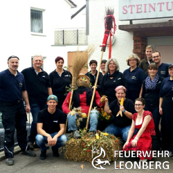 Der Schalmeienzug der Freiwilligen Feuerwehr Leonberg feierte am Samstag den 21.10.2017 bereits sein siebtes Herbstfest in der Steinturnhalle.

Seiner Einladung waren wieder zahlreiche G&auml;ste aus nah und fern gefolgt.
Die Ersten sa&szlig;en bereits um 13 Uhr gem&uuml;tlich zum Mittagessen vor einer dampfenden Schlachtplatte und viele von ihnen blieben auch danach noch in gem&uuml;tlicher Runde f&uuml;r einen der zahlreichen selbst gebackenen Kuchen sitzen.
Zur Kaffeezeit f&uuml;llte sich die Halle dann rasch und auch Wurstsalat, Maultaschen und Co fanden bei musikalischer Unterhaltung von Martin Neumann rei&szlig;enden Absatz.

Die Mitglieder des Schalmeienzuges lie&szlig;en es sich nicht nehmen ihre G&auml;ste auch in diesem Jahr mit zwei Kurzauftritten zu unterhalten und h&auml;tten ihrem begeisterten Publikum auch gerne noch eine dritte Zugabe gegeben, wenn nicht der zu stemmende Festbetrieb gewesen w&auml;re.

Bei ausgelassener Stimmung dauerte das Fest bis in die sp&auml;ten Abendstunden und es konnte auch das ein oder andere Tanzbein geschwungen werden.

Der Schalmeienzug bedankt sich auf diesem Weg f&uuml;r die vielen helfenden und unterst&uuml;tzenden H&auml;nde im Hintergrund und freut sich seine G&auml;ste im n&auml;chsten Jahr, am Samstag, den 20.10.2018, zum 8. Herbstfest wieder begr&uuml;&szlig;en zu d&uuml;rfen.