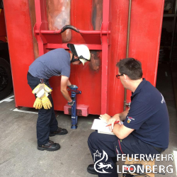 Die Feuerwehren des Altkreises Leonberg freuen sich, eine Vielzahl neu ausgebildeter Feuerwehrleute in ihren Reihen aufnehmen zu k&ouml;nnen.

Seit dem 22. Juni trafen sich die Teilnehmer aus den Feuerwehren Leonberg, Renningen, Weil der Stadt, Gerlingen und Ditzingen regelm&auml;&szlig;ig zur Feuerwehrgrundausbildung. An den Standorten Leonberg, Weil der Stadt und bei der Werkfeuerwehr Mercedes-Benz in Sindelfingen erlernten die Teilnehmer die Grundt&auml;tigkeiten der Feuerwehr.

Die Feuerwehranw&auml;rter hatten sich an den vergangenen Freitagabenden und Samstagen mit den verschiedenen Aufgaben der Feuerwehr befasst. Die Lehrgangsthemen waren unter anderem Brandbek&auml;mpfung, technische Hilfeleistung, Erste Hilfe, Rechtsgrundlagen, Gefahrstofferkennung und noch vieles mehr. Die Ausbilder hatten dies in Theorie und praxisnahen &Uuml;bungen vermittelt.

Zum Lehrgangsende erfolgt bei der Feuerwehr stets auch ein Leistungsnachweis, welcher am 28. Juli in der Feuerwache Leonberg stattfand. Es musste ein schriftlicher Teil mit 30 Fragen bestanden werden. Im praktischen Bereich wurden an f&uuml;nf Stationen Knoten und Stiche, technische Hilfe, das Absichern von Einsatzstellen, Erste Hilfe und das Setzen eines Standrohres abgefragt.

Zum Lehrgangsabschluss, in Form einer &Uuml;bung, wurden dann die Kommandanten der teilnehmenden Feuerwehren eingeladen, um sich von dem K&ouml;nnen ihre neuen Einsatzkr&auml;fte selbst zu &uuml;berzeugen. Zeitgleich hierzu wurde die Pr&uuml;fung durch den Lehrgangsleiter ausgewertet. Nachdem die &Uuml;bung beendet, alles aufger&auml;umt und die Fahrzeuge wieder einsatzbereit waren, verk&uuml;ndete der Lehrgangsleiter das Ergebnis der Pr&uuml;fung. Es haben alle die Pr&uuml;fung bestanden, wor&uuml;ber alle sehr gl&uuml;cklich waren.

Dieses Jahr war dies bereits die zweite Grundausbildung am Standort in Leonberg mit insgesamt &uuml;ber 40 Teilnehmern. Ein besonderer Dank geht an dieser Stelle an die Ausbilder, welche neben den 70 Unterrichtsstunden auch noch die Vor- und Nachbereitung des Lehrganges bew&auml;ltigen.  

Wir begl&uuml;ckw&uuml;nschen alle Teilnehmer zur erfolgreich bestanden Pr&uuml;fung und w&uuml;nschen ihnen stets eine gesunde Heimkehr von den k&uuml;nftigen Eins&auml;tzen. 