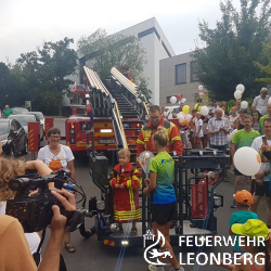 Einen besonderen Moment durften heute die rund 150 Besucher und Teilnehmer des Kinder-Lebens-Laufes am Hospiz in Leonberg erleben: 

Zur Fackel&uuml;bergabe r&uuml;ckte n&auml;mlich die Drehleiter der Leonberger Feuerwehr an. Mit an Bord war der f&uuml;nfj&auml;hrige Emil, welcher mit einer echten Feuerwehreinsatzjacke in den Rettungskorb stieg, und zusammen mit einem Feuerwehrmann das Flachdach des Hospizes ansteuerte. Dort angekommen &uuml;bernahm er die sogenannte &quot;Angel-Fackel&quot; und &uuml;bergab sie anschlie&szlig;end an die 11 L&auml;uferinnen und L&auml;ufer der Montags-Laufgruppe. 

Diese machten sich sogleich auf den 18 Kilometer langen Weg zum Hospiz nach Stuttgart, von wo sie nach der Fackel&uuml;bergabe mit einem Mannschaftswagen der Polizei und drei Fahrzeugen der Feuerwehr wieder zur&uuml;ck nach Leonberg gefahren wurden. 

Viele weitere Informationen zum Kinder-Lebens-Lauf finden Sie im untenstehenden Artikel der Leonberger Kreiszeitung und auf der Homepage des Bundesverbandes Kinderhospitz unter  http://kll.bundesverband-kinderhospiz.de/