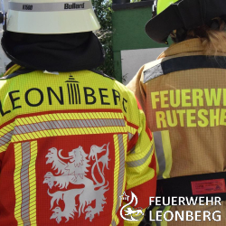 Im Jahr 2018 stellte sich die Leonberger Feuerwehrf&uuml;hrung die Frage, wie man die Tagesverf&uuml;gbarkeit bei der Feuerwehr verbessern kann. Dabei wurde festgestellt, dass von den ca. 900 Bediensteten der Stadt Leonberg lediglich f&uuml;nf Kameradinnen und Kameraden Mitglied der Feuerwehr sind. 

Man &uuml;berlegte daher, ob und wie es gelingen k&ouml;nnte, mehr Mitarbeiterinnen und Mitarbeiter der Stadt Leonberg f&uuml;r die Feuerwehr zu gewinnen. Sollten sich gen&uuml;gend Interessenten finden war geplant, diese in einem erstmalig durchzuf&uuml;hrenden Kombinationslehrgang in relativ kurzer Zeit zu voll einsatzf&auml;higen Feuerwehrleuten auszubilden. 

In diesem Rahmen wurden Gespr&auml;che mit Oberb&uuml;rgermeister Martin Cohn gef&uuml;hrt. Der begr&uuml;&szlig;te das Vorhaben ausdr&uuml;cklich und sagte zu, dass die betreffenden Bediensteten die erforderlichen Ausbildungen w&auml;hrend  Arbeitszeit absolvieren d&uuml;rften. 

Nachdem die Gespr&auml;che mit der Stadtverwaltung positiv verlaufen waren, ging man im n&auml;chsten Schritt auf das Landratsamt zu. Verantwortlich f&uuml;r die gesamte Feuerwehr-Ausbildung im Landkreis B&ouml;blingen ist hier Kreisbrandmeister Guido Plischek. Ihm wurde das Pilotprojekt Ende 2018 zum ersten Mal pr&auml;sentiert und er unterst&uuml;tzte seither das Vorhaben. 

Damit eine vergleichbare Ausbildung mit denselben Lerninhalten wie bei den herk&ouml;mmlichen Lehrg&auml;ngen angeboten werden konnte, musste ein detaillierter Stundenplan vorgelegt werden. Der Stundenplan f&uuml;r die regul&auml;re Ausbildung wurde inhaltlich nicht ver&auml;ndert, sondern lediglich auf einen sehr viel k&uuml;rzeren Zeitraum als &uuml;blich komprimiert. Nachdem der Stundenplan vom Kreisbrandmeister unterschrieben war, konnte mit der Planung des Kombilehrganges begonnen werden. 

In der ersten Planungsphase wurde durch die Feuerwehr Leonberg ein Flyer erstellt, der mit den Lohnabrechnungen an alle Bediensteten der Stadt Leonberg verschickt wurde. Der Flyer informierte &uuml;ber die Arbeit der Feuerwehr und lud zu einer Informationsveranstaltung ins Rathaus ein. An der Veranstaltung konnte Kommandant Wolfgang Zimmermann viele st&auml;dtische Mitarbeiterinnen und Mitarbeiter begr&uuml;&szlig;en.  Oberb&uuml;rgermeister Martin Cohn sagte als oberster Dienstherr allen potentiellen neuen Feuerwehrleuten seine pers&ouml;nliche Unterst&uuml;tzung zu. 

Am 4. Juni begann dann die feuerwehrtechnische Grundausbildung. Kommandant Zimmermann  konnte insgesamt 13 Teilnehmerinnen und Teilnehmer begr&uuml;&szlig;en. Hiervon waren drei Kameraden von der Feuerwehr Rutesheim und ein Ehrenamtlicher hatte f&uuml;r die Lehrgangstage extra Urlaub genommen. Von nun an stand f&uuml;r die angehenden Feuerwehrleute an jedem Dienstag und Donnerstag ganzt&auml;gig Feuerwehrausbildung auf dem Programm. Die extrem hohen Lufttemperaturen der letzten Wochen waren hier eine mitunter extreme Belastung und Herausforderung. 

In rund 50 Stunden wurde den neuen Anw&auml;rtern das feuerwehrtechnische Grundwissen beigebracht. Inhaltlich lernten sie beispielsweise die speziellen Feuerwehrknoten und alles Wichtige zur Brandbek&auml;mpfung und der technischen Hilfeleistung. Im Anschluss musste das Gelernte in einer Pr&uuml;fung nachgewiesen werden. Diese bestand aus einem schriftlichen und einem praktischen Teil. Erfreulicherweise haben alle Teilnehmer die Pr&uuml;fung mit Bravour gemeistert. Nach der 50-st&uuml;ndigen Grundausbildung folgte noch eine erweiterte Erste-Hilfe-Ausbildung mit einem Umfang von 20 Stunden. 

Nachdem die Grundausbildung abgeschlossen war, bekamen die neuen Mitglieder der Feuerwehr Leonberg ihre Funkmeldeempf&auml;nger und durften ab sofort an Eins&auml;tzen teilnehmen. Allerdings war zu diesem Zeitpunkt die Ausbildung noch nicht beendet, denn jetzt ging es nahtlos mit dem Sprechfunklehrgang weiter. In diesem 20-st&uuml;ndigen Lehrgang wurden neben dem praktischen Funken auch die umfangreichen theoretischen Grundlagen, Regeln und Vorschriften des beh&ouml;rdlichen Sprechfunks vermittelt.

Bei allen Brandeins&auml;tzen sowie bei vielen weiteren Einsatzarten ist das Tragen von Atemschutzger&auml;ten zwingend erforderlich. Daher beinhaltete der Kombi-Lehrgang auch die Atemschutzgrundausbildung. In 30 Stunden wurde ge&uuml;bt, wie man mit Atemschutzmaske auf dem Gesicht und einer Pressluftflasche auf dem R&uuml;cken unter Nullsicht R&auml;ume absucht und Personen findet. Hierzu wurden diverse Einsatz- und Belastungs&uuml;bungen in der Atemschutzstrecke durchgef&uuml;hrt, bei denen beispielsweise vermisste Personen gefunden und gerettet wurden. Am Branddarstellungscontainer  auf dem &Uuml;bungshof konnten die Teilnehmer den sicheren Umgang mit dem Hohlstrahlrohr und die sogenannte T&uuml;r&ouml;ffnungsprozedur &uuml;ben.

Im Rahmen einer kleinen Feierstunde durfte Oberb&uuml;rgermeister Martin Cohn die Urkunden der Grundausbildung an die gl&uuml;cklichen und stolzen Absolventinnen  und Absolventen &uuml;bergeben. Beim anschlie&szlig;enden Grillen wurde so manche Anekdote aus den zur&uuml;ckliegenden Wochen zum Besten gegeben und gemeinsam der erfolgreiche Abschluss des Kombilehrganges gefeiert.  

Die Feuerwehr Leonberg  bedankt sich bei allen Teilnehmerinnen und Teilnehmern sowie bei den zahlreichen Ausbildern am Pilotprojekt  Kombilehrgang. Die konstruktiven und ganz &uuml;berwiegend positiven R&uuml;ckmeldungen haben gezeigt, dass der eingeschlagene Weg der richtige ist. Die Feuerwehr w&uuml;nscht ihren neuen Feuerwehrleuten eine gl&uuml;ckliche Hand in allen Einsatzlagen sowie stets eine gesunde Heimkehr von Eins&auml;tzen und &Uuml;bungen. (mb)






