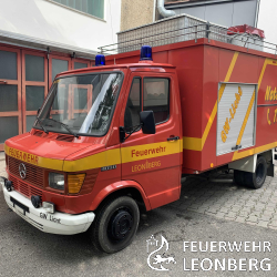 Folgendes Fahrzeug aus dem Fuhrpark der Feuerwehr Leonberg steht zum Verkauf:

Fahrzeugart: Sonstiges Kraftfahrzeug, Ger&auml;tewagen-Licht
Verkaufsbezeichnung: MB T1 409 D
Fahrzeughersteller: Daimler-Benz 
Aufbau: Ziegler
Typ / Verkaufsbezeichnung: 611 / Ger&auml;tewagen-Licht, ohne
feuerwehrtechnische Beladung
Erstzulassung: 07.01.1985
Laufleistung: 23.951 km 
Hubraum / Leistung: 2938 ccm / 65 kW
Kraftstoffart / Getriebeart: Diesel / manuelle Schaltung
Farbe: signalrot
Leergewicht / zul. Gesamtgewicht: 3840 kg / 4600 kg
Polster / Farbe: Stoff / Schwarz
T&Uuml;V: 11/2019

Das Fahrzeug kann in der Feuerwache besichtigt werden. Anmeldung telefonisch unter  07152/990-4600. Bei Interesse kann auch das Gutachten per E-Mail zugeschickt werden.
 
Das Fahrzeug wird &uuml;ber das Onlineportal &quot;Zollauktion&quot; verkauft Auktions ID ist: 621718. Es werden nur Gebote gewertet, die auf diesem Portal abgegben werden. 
(https://www.zoll-auktion.de/auktion/auktion.php?id=621718)

Wiederverkaufswert wurde durch das Technische Pr&uuml;fzentrum Enztal auf 9.700,00 gesch&auml;tzt.  Das Mindestgebot betr&auml;gt 7.000,00  inkl. MwSt. 

