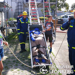 (mt) Am vergangenen Freitag um 12 Uhr endete das Sommerferienprogramm Feuerwehr und Leonberger Hilfsorganisationen&quot; welches vom Technischen Hilfswerk, dem Deutschen Roten Kreuz, der Polizei und der Feuerwehr vom 05. bis 09. August 2019 durchgef&uuml;hrt wurde. 

Angefangen hatte es am Montag um 9 Uhr in der Feuerwache Leonberg. Die Kinder wurden von Martin Tr&ouml;scher in Empfang genommen und herzlich begr&uuml;&szlig;t. Anschlie&szlig;end wurden sie vom stellvertretenden Jugendfeuerwehrleiter Filaktos Tzibilis durch die Feuerwache gef&uuml;hrt. Los ging es im Herz der Feuerwache, der Einsatzzentrale. Dann ging es weiter zur pers&ouml;nlichen Schutzausr&uuml;stung und zu den Einsatzfahrzeugen in der Fahrzeughalle. Das Labyrinth in der Atemschutz&uuml;bungsstrecke durfte nat&uuml;rlich auch nicht fehlen und wurde mit der W&auml;rmebildkamera auf eigene Faust erkundet. 
Anschlie&szlig;end wurde gemeinsam mit der Jugendfeuerwehr auf dem &Uuml;bungshof ein L&ouml;schangriff aufgebaut mit allem was dazu geh&ouml;rt. Die Kinder hatten unter Anleitung von Filaktos Tzibilis gemeinsam alles aufgebaut und &uuml;ber die Strahlrohre Wasser abgegeben, hierbei stand der Spa&szlig; nat&uuml;rlich im Vordergrund.
 
Der Dienstag stand im Zeichen des Roten Kreuzes. Hier konnten die Kinder alles in Erfahrung bringen &uuml;ber die Aufgaben des Rettungsdienstes. Sie durften auch mal selbst an einer &Uuml;bungspuppe eine Reanimation durchf&uuml;hren.

Die Polizei hatte die Kinder am Mittwoch eingeladen, welche von der Feuerwehr zum Polizeirevier Leonberg gefahren wurden. Dort wurden Sie von einem Polizeibeamten in Empfang genommen. Dieser erkl&auml;rte den Kindern die Aufgaben der Polizei, den Ablauf an einem Tatort, wie man Spuren sichert und auswertet. Auch das durften die Kinder einmal selbst ausprobieren und so hinterlie&szlig;en sie auf einigen Gegenst&auml;nden wie Teller, Gl&auml;ser und Fliesen ihre Fingerabdr&uuml;cke und durften diese selbst sichern. Der eine oder andere f&uuml;hlte sich hierbei sicherlich wie Sherlock Holmes, eine wirklich klasse Sache. 

Am Donnerstag wurde das Technische Hilfswerk Leonberg besucht, wo es um 9:15 Uhr dem &Uuml;bungshof auch gleich losging. Neben dem Heben und Bewegen von Lasten wurde mit Sands&auml;cken ein Brunnen gebaut, das hydraulische Rettungsger&auml;t ausprobiert und Vieles mehr. Auch das war ein aufregender Tag. 

Am Freitag trafen sich alle auf dem Hof des THW zur gemeinsamen Abschluss&uuml;bung. Angefangen hatte die Jugendfeuerwehr mit einem L&ouml;schangriff auf ein Ger&uuml;st, das ein Wohnhaus darstellen sollte. Hier konnten nat&uuml;rlich alle Kinder zusammenarbeiten. Im Anschluss pr&auml;sentierte sich das Jugend-THW und rettete zwei Personen, davon eine mit einem Leiterhebel vom Ger&uuml;st und eine aus einem Gang mit Hindernissen. Die zwei verletzten Personen (Dummys) wurden dann von den Jugendlichen des DRK versorgt. Auch hier wurde wieder alles gemeinsam mit den Jugendlichen durchgespielt. W&auml;hrend der ganzen &Uuml;bung wurde nat&uuml;rlich auch von der Polizei ermittelt und die Ermittlungsergebnisse wurden von Herrn Hiller, dem Leiter des Polizeireviers Leonberg erl&auml;utert. Das Ergebnis war ein Klassiker, n&auml;mlich ein K&uuml;chenbrand durch vergessenes Essen auf dem Herd.

Zum Abschluss des gelungenen Sommerferienprogramms versorgte die K&uuml;chenmannschaft des THW alle Teilnehmerinnen und Teilnehmer mit leckeren Hotdogs und gek&uuml;hlten Getr&auml;nken.

