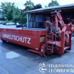 (mb) Die Feuerwehr Leonberg versteigert einen Abrollbeh&auml;lter Kran/Pritsche. 

Der Kran wurde durch ein technisches Pr&uuml;fzentrum bewertet und der Wiederbeschaffungswert gesch&auml;tzt. Das Gutachten liegt der Ausschreibung bei. Der neue Abrollbeh&auml;lter wurde aufgrund coronabedingter Lieferschwierigkeiten sp&auml;ter ausgeliefert als geplant, deshalb ist das Gutachten des zu ver&auml;u&szlig;ernden Abrollbeh&auml;lters schon vom November 2019. 

Es sind diverse Sch&auml;den vorhanden, der Abrollbeh&auml;lter und der Kran sind aber voll funktionsf&auml;hig. Die Anschlussleitungen (Schraubanschl&uuml;sse) f&uuml;r den Abrollbeh&auml;lter befinden sich auf der Fahrerseite am Heck. Die Hydraulikschl&auml;uche sind ca. 8 Jahre alt. Auf der Pritsche befinden sich an drei Seiten in der Bordwand Ankerschienen f&uuml;r Spanngurte.

Der Verkauf des Abrollbeh&auml;lters erfolgt ausschlie&szlig;lich &uuml;ber die Internet-Plattform &quot;Zollauktion&quot;. Die Auktions-ID ist: 660797.

https://www.zoll-auktion.de/auktion/auktion.php?id=660797

 

Container:

L&auml;nge: 5,90m davon nimmt der Kran ca. 1m in Anspruch

Pritschenl&auml;nge somit ca. 4,90m.

Baujahr 1992

Fahrzeug Nr.: 01

Hersteller: Firma Staiger aus Weil im Sch&ouml;nbuch

Farbe: Signalrot

Beklebt mit: Front =&gt; AB-Kran AB-Pritsche    Seitl. =&gt; Umweltschutz     Heck =&gt; Feuerwehr Leonberg

Zul&auml;ssiges Gesamtgewicht 5740 Kg

Krantyp ist ein Meiler MK 76RS.

 

Versteigert wird der Container wie auf den Bildern gesehen mit Kran ohne Beladung.

 

Der Container muss in Leonberg abgeholt werden, eine Lieferung kann nicht erfolgen.