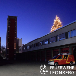 (mf) Einen besonderen Feuerwehreinsatz konnten Passanten am 17.11.2020 in der Feuerbacher Stra&szlig;e beobachten. Dort wurde n&auml;mlich eine gespendete Blautanne von zwei Feuerwehrleuten mit Hilfe des neuen Abrollbeh&auml;lters-Kran aus einem Vorgarten gehievt, zur Feuerwache transportiert und auf das Dach der Fahrzeughalle gehoben. 

P&uuml;nktlich zum ersten Advent leuchtet auf der Feuerwache nun wieder ein sch&ouml;ner Weihnachtsbaum. 

Die Feuerwehr Leonberg w&uuml;nscht allen B&uuml;rgerinnen und B&uuml;rgern eine sch&ouml;ne, sichere und gesunde Vorweihnachtszeit.
