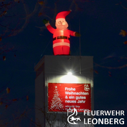 (mf) Die Feuerwehr Leonberg w&uuml;nscht allen B&uuml;rgerinnen und B&uuml;rgern ein sch&ouml;nes Weihnachtsfest und einen guten Start ins Jahr 2021.

Unseren freundlich winkenden Nikolaus auf dem Schlauchturm und einen kleinen musikalischen Weihnachtsgru&szlig; aus dem Rettungskorb der Drehleiter k&ouml;nnen Sie sich hier anschauen:
https://www.youtube.com/watch?v=_A9aCfL19Vs&amp;feature=youtu.be

 