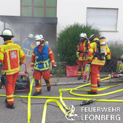 (js) Nach vielen langen Wochen mit Fortbildungen und Trainings im Corona-Modus in Kleingruppen, hat die Feuerwehr Leonberg nun endlich die L&ouml;schzugtrainings wieder aufnehmen k&ouml;nnen. Unter Beachtung aller staatlichen Vorgaben wurde ein Konzept ausgearbeitet und umgesetzt, welches Trainings wieder in der gewohnten St&auml;rke eines L&ouml;schzugs erm&ouml;glicht. Zum Auftakt des Trainingsdienstes wurde der Feuerwehr Leonberg freundlicherweise Zugang zu einem leerstehenden Wohngeb&auml;ude in H&ouml;fingen gew&auml;hrt. 

Wie in einem realen Einsatz auch, erhielten die Fahrzeugf&uuml;hrer der anr&uuml;ckenden Fahrzeuge zun&auml;chst nur wenige Informationen zum Einsatzauftrag. Es wurde angenommen, dass aufmerksame Passanten einen piepsenden Rauchwarnmelder aus einem Wohnhaus geh&ouml;rt, und daraufhin &uuml;ber den Notruf 112 die Feuerwehr alarmiert hatten.

Der zuerst eingetroffene Zugf&uuml;hrer (gr&uuml;ne Weste) konnte die Meldung best&auml;tigen und zudem eine massive Rauchentwicklung im Treppenhaus wahrnehmen. Umgehend forderte er die F&uuml;hrungsgruppe der Abteilung Leonberg nach, welche bei best&auml;tigten Br&auml;nden zur Unterst&uuml;tzung der Einsatzleitung t&auml;tig wird. Ein gespielter Bewohner des Hauses wurde zu m&ouml;glicherweise vermissten Personen und besonderen Gefahren im Geb&auml;ude befragt.

Da mindestens eine Person im Geb&auml;ude vermisst wurde, kam unverz&uuml;glich ein mit Atemschutzger&auml;ten ausger&uuml;steter Trupp zur Menschenrettung zum Einsatz. Unter sogenannter Nullsicht durchsuchte dieser im weiteren Verlauf systematisch alle Wohnungen. Nach dem Auffinden der Person wurde diese zu einem Fenster gebracht und dort von der Besatzung der Drehleiter in den Rettungskorb &uuml;bernommen. Ein weiterer Trupp, welcher sich parallel zur Brandbek&auml;mpfung durch den dichten Rauch in das Untergeschoss vorarbeitete, konnte z&uuml;gig die Brandquelle ausfindig machen und L&ouml;schma&szlig;nahmen einleiten. 

W&auml;hrend die Mannschaft der beiden eingesetzten L&ouml;schfahrzeuge und der Drehleiter weiterhin mit der Menschenrettung und Brandbek&auml;mpfung besch&auml;ftigt war, wurde am Einsatzleitwagen die Lagekarte gef&uuml;hrt. In regelm&auml;&szlig;igen Abst&auml;nden kamen alle im Einsatz befindlichen F&uuml;hrungskr&auml;fte zu kurzen Besprechungen zusammen, um wichtige Informationen auszutauschen und gezielt den Einsatz leiten zu k&ouml;nnen. 

Realit&auml;tsnah mussten die Trupps im Innenangriff mehrere T&uuml;ren mit Spezialwerkzeug &ouml;ffnen, blockierte Zug&auml;nge zu einzelnen R&auml;umen &uuml;berwinden und auch besondere Gefahren wie Gasleitungen erkennen. Dichter Rauch, piepsende Rauchwarnmelder, eine starke Hitzeentwicklung im Untergeschoss und verwinkelte Wohnungen mit darin zu rettenden Personen steigerte die Belastung f&uuml;r die Trupps ungemein. Nach rund einer Stunde war das Training beendet und die eingesetzten Trupps waren sichtlich ersch&ouml;pft. 

F&uuml;r die neuen Feuerwehrleute war es das erste Mal, das in der Theorie erlernte Wissen bei einer solchen Einsatzlage anzuwenden. Stetig m&uuml;ssen sich die Einsatzkr&auml;fte fortbilden und &uuml;ben, da kein Einsatz einem anderen gleicht. 

Nach den Aufr&auml;umarbeiten wurde in der Feuerwache in Leonberg eine Nachbesprechung durchgef&uuml;hrt. Dies ist sowohl nach realen Eins&auml;tzen als auch bei Trainings sehr wichtig, um gemeinsam mit der Mannschaft das taktische Vorgehen zu analysieren. Nach langer Zeit mit ausschlie&szlig;lichen Online-Unterrichten, waren die Leonberger Feuerwehrleute sichtlich froh, ihr K&ouml;nnen in einem praktischen und zugleich lehrreichen Training unter Beweis zu stellen. 

Wir freuen uns auf weitere derartige Trainings in kommender Zeit. 
Besonderer Dank gilt den Hauseigent&uuml;mern f&uuml;r die Bereitstellung des &Uuml;bungsgeb&auml;udes.
