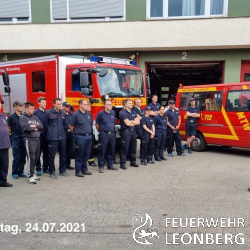 (mf) Die Feuerwehr Leonberg leistete vom 24.-27. Juli 2021 mit acht Feuerwehrleuten Katastrophenhilfe im Ahrtal. Zusammen mit 14 weiteren Einsatzkr&auml;ften aus G&auml;rtringen, Herrenberg und Renningen stellte sie einen sogenannten Hochwasserzug, welcher in der Stadt Sinzig die Bev&ouml;lkerung bei der Bew&auml;ltigung der verheerenden Hochwasserkatastrophe unterst&uuml;tzte. 

Aus Zeitgr&uuml;nden konnte die Feuerwehr Leonberg bislang noch keinen eigenen Einsatzbericht verfassen. Mit freundlicher Genehmigung der Feuerwehr Renningen ver&ouml;ffentlichen wir daher an dieser Stelle deren Einsatzbericht im Originalwortlaut.      

Bericht der Feuerwehr Renningen zum Einsatz des Hochwasserzuges des Landkreises B&ouml;blingen in Sinzig:
 
&quot;Feuerwehren, Sanit&auml;ter, H&ouml;henretter und Spenden aus der Bev&ouml;lkerung: Aus allen Teilen des Landes kommt Hilfe f&uuml;r die schwer getroffenen Hochwassergebiete. Die Aufr&auml;umarbeiten nach dem Hochwasser laufen auf Hochtouren, Einsatzkr&auml;fte aus dem Landkreis B&ouml;blingen sind seit &uuml;ber einer Woche im Einsatz. Auch die Freiwillige Feuerwehr Renningen leistet ihren Beitrag.

Als vergangene Woche der Marschbefehl vom Innenministerium Baden-W&uuml;rttemberg kam, ging alles ganz schnell: Nach der Pr&uuml;fung des Kreisbrandmeisters stand fest, wo im Kreis B&ouml;blingen Fahrzeuge und Personal der Wehren abgezogen werden k&ouml;nnen.

Die Feuerwehr Renningen war mit dem Ger&auml;tewagen Logistik GW-L2 insbesondere f&uuml;r den Transport vom Pumpen, Wassersaugern und Aggregaten zust&auml;ndig. Daneben stellte die Feuerwehr Herrenberg einen R&uuml;stwagen, die Feuerwehr G&auml;rtringen einen weiteren GW-L2 und die Feuerwehr Leonberg ein L&ouml;schfahrzeug zur Verf&uuml;gung. Zus&auml;tzlich geh&ouml;rte noch ein F&uuml;hrungsfahrzeug aus Leonberg und ein Mannschaftstransporter aus Herrenberg dem Hochwasserzug an. 
Gef&uuml;hrt wurde der insgesamt 18 Mann starke Zug von Stefan Rometsch aus Leonberg, aus Renningen waren Feuerwehrkommandant Erhard Mohr und Timo Gr&ouml;tzinger dabei.

Aus dem Landkreis B&ouml;blingen startete der Zug am vergangenen Samstag, 24. Juli, erstes Ziel war die Landesfeuerwehrschule in Bruchsal. Dort erfolgte der Zusammenschluss mit drei weiteren Hochwasserz&uuml;gen zum Verband, der gemeinsam nach Bad Breisig fuhr. In der Stadt am Rhein wurden die Kameraden w&auml;hrend der Einsatzzeit in einer Grundschule untergebracht. Dankbar wurden die Helfer schon in Bad Breisig begr&uuml;&szlig;t, wo die hiesige Feuerwehr die Verpflegung &uuml;bernahm und sich f&uuml;r die Unterst&uuml;tzung bedankte.

Noch dankbarer fiel die Begr&uuml;&szlig;ung allerdings in der rd. 5 km entfernten Stadt Sinzig aus. Schon nach wenigen Minuten wurde das Ausma&szlig; der Katastrophe allen Helfern klar: Die Stadt Sinzig liegt am unteren Ende der Ahr, kurz bevor diese in den Rhein m&uuml;ndet, und wurde von den Hochwassern schwer getroffen und verw&uuml;stet. An der Br&uuml;cke der Bundesstra&szlig;e 9 hatte sich so viel Wasser und mitgef&uuml;hrtes Material angestaut, dass diese brach, wodurch ein Damm zerst&ouml;rt wurde und das Wasser nicht mehr kontrolliert zur&uuml;ckgehalten werden konnte. Die normalerweise idyllisch dahinflie&szlig;ende Ahr mit einem Wasserstand von etwa 0,8m schwoll so stark an, dass die Messstelle bei 11 Metern einfach weggesp&uuml;lt wurde. Auch hier haben die Wassermassen die Bewohner wie vielerorts in der Nacht &uuml;berrascht. Viele Geb&auml;ude standen &uuml;ber das erste Obergeschoss hinaus unter Wasser. 

Hilfe wurde &uuml;berall gebraucht: Neben dem Entfernen von Schlamm und M&uuml;ll, m&uuml;ssen Stra&szlig;en freigeschaufelt und gereinigt werden, um vor allem ein Durchkommen zu erm&ouml;glichen. Von den vollgelaufenen Kellern und zerst&ouml;rten H&auml;usern und Wohnungen der Menschen ganz zu schweigen. Klassische Feuerwehraufgaben fallen eher weniger an, stattdessen muss viel humanit&auml;re Hilfe geleistet werden. Die Helfer aus B&ouml;blingen packten an, wo Not am Mann war, sprachen mit den Menschen vor Ort und h&ouml;rten einfach nur zu, wenn die Anwohner von den schrecklichen Erlebnissen erz&auml;hlten. Insbesondere von den Geschehnissen in der Einrichtung der Lebenshilfe, die sich im Einsatzabschnitt der Helfer aus dem Kreis B&ouml;blingen befand, in der in jener Nacht 14 behinderte Menschen ertranken. 

Die Aufr&auml;umarbeiten sind noch lange nicht vorbei, das Ausma&szlig; der Sch&auml;den wird vielerorts jetzt erst bewusst. Ob und wann die Feuerwehr Renningen im Rahmen eines Hochwasserzugs nochmal zur Unterst&uuml;tzung in das Krisengebiet gerufen wird, steht heute noch nicht fest.&quot;

