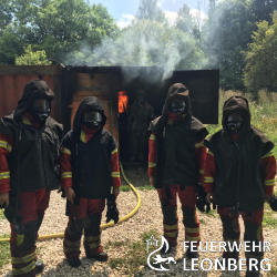 Es ist 06:00 Uhr am Samstagmorgen. 16 Feuerwehrleute stehen m&uuml;de aber motiviert an der Feuerwache Leonberg und warten darauf, zur Firma Erhatec auf die Schw&auml;bische Alb aufzubrechen. Heute steht f&uuml;r die Atemschutzger&auml;tetr&auml;ger der Feuerwehr Leonberg eine Hei&szlig;ausbildung in einer feststoffbefeuerten Brand&uuml;bungsanlage auf dem Programm. Mit dem Ziel alle Einsatzkr&auml;fte bestm&ouml;glich auf den Ernstfall vorzubereiten, wird ab sofort neben der j&auml;hrlichen Fortbildung in einer gasbefeuerten Anlage, auch ein Training f&uuml;r alle Einsatzkr&auml;fte in einer solchen feststoffbefeuerten &Uuml;bungseinrichtung angeboten.

Ziel der Fortbildung in einer feststoffbefeuerten Anlage ist es, den Einsatzkr&auml;ften ein Gef&uuml;hl f&uuml;r die hohe Hitzeeinwirkung in einer Brandsituation zu geben, das Feuer und den Brandrauch zu verstehen und mit richtigen Mitteln und Methoden effektiv zu bek&auml;mpfen.

In insgesamt vier praktischen Durchg&auml;ngen in unterschiedlichen Brandcontainern wurden jeweils verschiedene Lernziele verfolgt und den Teilnehmer sp&uuml;rbar und erfolgreich n&auml;hergebracht. 

Neben der Simulation unterschiedlicher Brandph&auml;nomene und das Verhalten des hei&szlig;en Brandrauches, war auch die sichere und effektive Bek&auml;mpfung dieser Situationen ein Schwerpunkt der Fortbildung. Auch viele in der Feuerwehrwelt kursierenden Mythen und Schreckensgeschichten konnten w&auml;hrend des Lehrgangs beseitig werden. 

Durch den richtigen Einsatz des Strahlrohres im richtigen Moment lernten die Teilnehmer schnell, dass sich auch ein auf den ersten Blick sehr gef&auml;hrlich wirkender Brand, schnell und effektiv bek&auml;mpfen l&auml;sst und man mit ausreichend Abstand auch dieser Gefahrensituation schnell Herr wird. Die Wahrnehmung der gro&szlig;en Hitze auf den eigenen K&ouml;rper war mit Sicherheit eine weitere, sehr wichtige Erkenntnis der Teilnehmer an diesem Tag.

Das Fazit aller Teilnehmer war am Ende des Tages eindeutig: Die Fortbildung war bei allen ein voller Erfolg! Auch wenn Allen die Ersch&ouml;pfung durch diesen intensiven Lehrgang ins Gesicht geschrieben war, ein L&auml;cheln war am Abend doch bei allen Teilnehmern zu erkennen. 

Aufgrund dieses sehr erfolgreichen Starts in eine f&uuml;r die Feuerwehr Leonberg neue Fortbildungsvariante wurde direkt im Anschluss beschlossen, in den n&auml;chsten Jahren allen Atemschutzger&auml;tetr&auml;gern eine solche Fortbildung zu erm&ouml;glichen. Damit sind sie noch besser und intensiver auf den Ernstfall vorbereitet und k&ouml;nnen jederzeit die trainierten F&auml;higkeiten im Ernstfall sicher anwenden.
