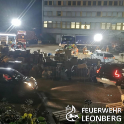 Unter dem Motto &quot;Helfen statt Hamstern&quot; organisiert die Stadt Sindelfingen derzeit eine Spendenaktion f&uuml;r Fl&uuml;chtlinge aus der Ukraine, an welcher auch die Stadt Leonberg als Kooperationspartner teilnimmt. 

Zusammen mit dem THW-Ortsverband Leonberg, Mitarbeitern der Stadtverwaltung und ganz vielen privaten Helferinnen und Helfern, hat die Feuerwehr Leonberg von Freitag bis Samstag dieser Woche die Spenden angenommen, sortiert und mit Feuerwehrfahrzeugen und privaten Lastwagen zur Sammelstelle nach Sindelfingen gefahren. 

Geplant war, die Spenden am Donnerstagabend ab 18.00 Uhr auf dem Hof der ehemaligen Post anzunehmen, in den Posthallen zu sortieren und dann unmittelbar nach Sindelfingen zu transportieren. Wegen des rie&szlig;igen Ansturms von Spendern war dieser Plan jedoch schnell Makulatur. Nachdem die Sortiertische in der Halle nach kurzer Zeit &uuml;berladen waren, wurden die Spenden auf dem Betriebshof zwischengelagert und bis Mitternacht sortiert, wenn n&ouml;tig auch aussortiert, verpackt, beschriftet und auf Paletten gestapelt. Nebenbei musste zusammen mit der Polizei auch noch der Verkehr auf der Eltinger Stra&szlig;e geregelt werde, weil sich in beide Richtungen lange Autoschlangen gebildet hatten. 

Die Sortier- und Verpackungsarbeiten dauerten auch noch den ganzen n&auml;chsten Tag an.  Bis Freitagabend konnten insgesamt acht Lastwagenladungen zur zentralen Sammelstelle nach Sindelfingen gefahren werden. 

Weil am Samstag keine Kleiderspenden mehr angenommen wurden und von 10:00 Uhr bis 15:00 Uhr ein l&auml;ngerer Spendenzeitraum zur Verf&uuml;gung stand, gestaltete sich die Lage hier vergleichsweise unproblematisch. Dank der vielen bereits eingespielten Helferinnen und Helfer wurden alle Spenden bis Samstagabend verpackt und bis zum Transport nach Sindelfingen in einer Halle zwischengelagert. 

Hinweis: Am kommenden Donnerstag und Samstag war eine weitere Spendenaktion geplant. Diese ist vorerst abgesagt. Aktuelle Informationen finden Sie unter https://www.leonberg.de/Ukraine auf der Homepage der Stadt Leonberg und in der Tagespresse.  (mf) 
