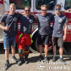 &Uuml;ber wirklich tolle sportliche Leistungen konnten sich am 2. Juli und am vergangenen Samstag sieben Leonberger Feuerwehrleute freuen: Sie hatten sich in Ediger-Eller an der Mosel und auf dem Potsdamer Platz in Berlin der &quot;Firefigher Combat Challenge&quot; gestellt und konnten dort sehr gute Ergebnisse erringen. 

Die Firefighter Combat Callenge kommt urspr&uuml;nglich aus den USA und hat sich in den letzten beiden Jahrzehnten auch in Europa etabliert. Bei dem in Feuerwehrkreisen auch als &quot;die zwei h&auml;rtesten Minuten des Sports&quot; beschriebenen Wettkampf, wird in f&uuml;nf nacheinander zu durchlaufenden Stationen eine der ureigensten Aufgaben der Feuerwehr simuliert: Die Brandbek&auml;mpfung und Menschenrettung bei einem Wohnhausbrand. 

In der Einzelwertung treten hier pro Lauf zwei Feuerwehrleute in vollst&auml;ndiger Schutzausr&uuml;stung und mit angeschlossenem Atemschutzger&auml;t gegeneinander an. Entscheidend f&uuml;r die Platzierung ist letztlich aber die ben&ouml;tigte Gesamtzeit zum Durchlaufen des Parcours. Der aktuelle Weltrekord liegt hier &uuml;brigens bei 1:14 Minuten.

Die erste Herausforderung ist der Turmlauf. Nach dem Startsignal wird ein 19 kg schweres Schlauchpaket vom Boden aufgenommen und damit m&ouml;glichst schnell auf den 12 m hohen Turm gestiegen. Oben angekommen muss eine 19 kg schwere Schlauchrolle an einem Seil nach oben gezogen werden. 
Danach geht es so schnell wie m&ouml;glich, aber Stufe f&uuml;r Stufe wieder nach unten. Dort wird das Aufbrechen einer T&uuml;r mit Brechwerkzeug simuliert. Hierzu wird ein 72 kg schweres Gewicht auf einer Gleitbahn mit dem Vorschlaghammer 1,5 m weit nach hinten geschlagen. 
Nach dem Durchlaufen eines Slaloms und einem simulierten L&ouml;schangriff mit Schlauch und Strahlrohr, wartet auf die bereits ersch&ouml;pften Wettk&auml;mpfer die letzte, h&auml;rteste und oft alles entscheidende Herausforderung: Eine flach auf dem Boden liegende, 80 kg schwere Rettungspuppe muss hochgehoben und dann &uuml;ber eine Strecke von 30 m r&uuml;ckw&auml;rts ins Ziel geschleppt werden. (mf) 

Weitere Informationen zur Firefigher Combat Callenge gibt es hier: www.firefighter-challenge-germany.de
