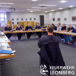 Am vergangenen Wochenende fand in den R&auml;umen der Feuerwehr Leonberg im Rahmen eines Inhouse-Seminares eine bundesland&uuml;bergreifende Ausbildung zum Thema Psychosoziale Notfallversorgung statt. Der zweit&auml;gige Kurs war der dritte von insgesamt f&uuml;nf Bausteinen und wurde unter der Leitung von Olaf Engelbrecht von der Bundesvereinigung Stressbearbeitung nach belastenden Eins&auml;tzen e.V. (SbE) durchgef&uuml;hrt.

Insgesamt 15 Teilnehmerinnen und Teilnehmer aus einer Feuerwehr des Landkreises Neckar-Odenwald, der Berufs- und Freiwilligen Feuerwehr Ludwigshafen sowie aus Feuerwehren des Landkreises B&ouml;blingen wurden zum Thema Stressbearbeitung nach belastenden Eins&auml;tzen ausgebildet. Inhalte wie Psychotraumatologie, Krisenintervention und der Tod im Einsatz wurden in der Theorie und in Plan-und Rollenspielen durch die Kursleitung kurzweilig und gekonnt vermittelt. 

Der Stellenwert in der Einsatznachsorge nach belastenden Eins&auml;tzen nimmt f&uuml;r die Feuerwehren eine immer gr&ouml;&szlig;ere Bedeutung ein. Dieser dritte Baustein war ein weiterer wichtiger Schritt, um bei Bedarf den Einsatzkr&auml;ften in Einzel- oder Gruppengespr&auml;chen nach einem belastenden Einsatz zur Seite zu stehen. (pl) 
