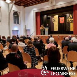 Am Freitagabend, den 21. Oktober 2022, fand der 7. Ehrenabend der Freiwilligen Feuerwehr Leonberg statt. Hierzu begr&uuml;&szlig;te Kommandant Wolfgang Zimmermann G&auml;ste, Ehreng&auml;ste und die zu ehrenden Kameraden in der Steinturnhalle Leonberg.

An diesem Abend wurden Mitglieder der Feuerwehr Leonberg f&uuml;r ihre besondere Verdienste, langj&auml;hrige Zugeh&ouml;rigkeit in der Wehr und bei der Feuerwehrmusik ausgezeichnet. Als langj&auml;hrige Wegbegleiterin der Feuerwehr wurde Frau Ingrid R&ouml;hling von der Stadtverwaltung zum Ehrenmitglied der Feuerwehr ernannt. Den Titel &quot;Partner der Feuerwehr&quot; wurde an zwei Leonberger Unternehmen f&uuml;r deren Unterst&uuml;tzung verliehen.

Herr Oberb&uuml;rgermeister Cohn bedankte sich in seinem Gru&szlig;wort bei den Feuerwehrmitgliedern f&uuml;r ihren unerm&uuml;dlichen Einsatz f&uuml;r die B&uuml;rger der Stadt Leonberg.

Da zu dem Referat Feuerwehr die neue Abteilung Bev&ouml;lkerungsschutz hinzu kam, stellte der designierte Leiter Ralf Kotte die Abteilung in diesem Rahmen vor.

Im Lauf der Veranstaltung konnten folgende Ehrungen verliehen werden:
Ehrung 10-j&auml;hrige Mitgliedschaft Bundesvereinigung Musikverb&auml;nde e. V.
Ehrungen des Landes Baden-W&uuml;rttemberg 15 Jahre aktiver Dienst Bronze
Ehrungen des Landes Baden-W&uuml;rttemberg 25 Jahre aktiver Dienst Silber
Ehrung des Landes Baden-W&uuml;rttemberg 40 Jahre aktiver Dienst Gold
30-j&auml;hrige Mitgliedschaft Feuerwehr Leonberg
40-j&auml;hrige Mitgliedschaft Feuerwehr Leonberg
50-j&auml;hrige Mitgliedschaft Feuerwehr Leonberg
70-j&auml;hrige Mitgliedschaft Feuerwehr Leonberg
Ehrung Landesfeuerwehrverband Ehrenmedaille in Silber
Ehrung Deutscher Feuerwehrband-Ehrenkreuz in Bronze

Zum Ende der Veranstaltung dankte die Feuerwehrf&uuml;hrung allen Partnerinnen und Partnern der Feuerwehrmitglieder f&uuml;r ihre tolle Unterst&uuml;tzung, f&uuml;r das Verst&auml;ndnis und vor allem f&uuml;r die Geduld, die Sie f&uuml;r die Kameradinnen und Kameraden der Einsatzabteilungen aufbringen, mit einem kleinen Geschenk.

Wolfgang Zimmermann bedankte sich am Ende der Veranstaltung noch einmal bei allen Geehrten f&uuml;r ihre au&szlig;ergew&ouml;hnliche Arbeit und das Engagement f&uuml;r die Freiwillige Feuerwehr Leonberg. (fh) 