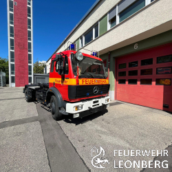 Die Feuerwehr Leonberg versteigert ein ausgemustertes Wechselladerfahrzeug vom Typ Mercedes-Benz 1726 sowie einen Abrollbeh&auml;lter Branddarstellung &uuml;ber die Auktionsplattform &quot;Zoll-Auktion&quot;. Der Wechsellader war mehr als 30 Jahre im Dienst und kann nun als Oldtimerfahrzeug zugelassen werden. 

F&uuml;r das Fahrzeug liegt ein Wertgutachten eines Sachverst&auml;ndigen vor. Dieses sowie alle weiteren Informationen zur Versteigerung des Fahrzeuges und des Abrollbeh&auml;lters sind unter folgenden Intenetlinks abzurufen:
https://www.zoll-auktion.de/auktion/produkt/1_Wechssellader_Mercedes_Benz_1726/812421
https://www.zoll-auktion.de/auktion/produkt/1_Abrollbeh&auml;lter_Branddarstellung_Strobach_Container/811405

Fragen zum Wechselladerfahrzeug und zum Abrollbeh&auml;lter Branddarstellung beantwortet Herr Bittler per E-Mail unter m.bittler@leonberg.de oder telefonisch unter der Nummer 07152/990-4600. 

Allgemeine informationen zu den Versteigerungsmodalit&auml;ten finden sich unter https://www.zoll-auktion.de/auktion/faqs.php