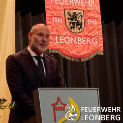 Am 20.10.2023 fand der 8. Ehrenabend der Freiwilligen Feuerwehr Leonberg statt. 

Kommandant Wolfgang Zimmermann er&ouml;ffnete den Abend und begr&uuml;&szlig;te die G&auml;ste, Ehreng&auml;ste und die zu ehrenden Kameraden in der Steinturnhalle. Er bedankte sich f&uuml;r das au&szlig;ergew&ouml;hnliche Engagement der Feuerwehrfrauen und -m&auml;nner, die rund um die Uhr und an 365 Tagen im Jahr ihren Dienst am N&auml;chsten leisten. 

Herr Oberb&uuml;rgermeister Martin Georg Cohn lobte die enge und vertrauensvolle Zusammenarbeit mit der Feuerwehr und betonte deren wichtige Rolle in der Stadt. 

An diesem Abend wurden Mitglieder der Feuerwehr Leonberg f&uuml;r ihre besonderen Verdienste und langj&auml;hrige Zugeh&ouml;rigkeit in der Wehr ausgezeichnet.

Eine besondere und nicht oft verliehene Auszeichnung war die Ehrung von Klaus Schmid. 
Klaus wurde f&uuml;r seine besonderen Verdienste f&uuml;r und im Namen der Feuerwehr mit der Ehrenmedaille in Gold des Landesfeuerwehrverbandes Baden-W&uuml;rttemberg ausgezeichnet 

Im laufe der Veranstaltung konnten folgende Ehrungen verliehen werden
Ehrungen des Landes Baden-W&uuml;rttemberg 15 Jahre aktiver Dienst Bronze 
Ehrungen des Landes Baden-W&uuml;rttemberg 25 Jahre aktiver Dienst Silber
30-j&auml;hrige Mitgliedschaft Feuerwehr Leonberg
60-j&auml;hrige Mitgliedschaft Feuerwehr Leonberg
Ehrungen Kreisfeuerwehrverband Ehrenmedaille in Bronze
Ehrung Kreisfeuerwehrverband Ehrenmedaille in Silber
Ehrung Landesfeuerwehrverband Ehrenmedaille in Gold
Deutscher Feuerwehrverband Feuerwehr-Ehrenkreuz in Bronze

Zum Ende der Veranstaltung dankte die Feuerwehrf&uuml;hrung allen Partnerinnen und Partner der Feuerwehrmitglieder f&uuml;r ihre tolle Unterst&uuml;tzung, f&uuml;r das Verst&auml;ndnis und vor allem f&uuml;r die Geduld, die sie f&uuml;r die Kameradinnen und Kameraden der Einsatzabteilung aufbringen, mit einem kleinen Geschenk.

Zum Abschluss bedankte sich Wolfgang Zimmermann noch mal bei allen Geehrten f&uuml;r ihre au&szlig;ergew&ouml;hnliche Arbeit und das Engagement f&uuml;r die Freiwillige Feuerwehr Leonberg.



