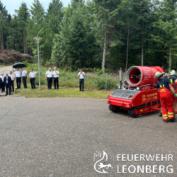 Am Samtag, 27.07.2024 hatten wir die Gelegenheit das L&ouml;schunterst&uuml;tzungsfahrzeug (LUF) 60 den Feuerwehren des Landkreises Calw vorzustellen. Die Veranstaltung fand im Klinikum in Hirsau im Rahmen der Kommandanten-Dienstbesprechung statt, die vom Kreisbrandmeister Dirk Patzelt organisiert wurde.

Unsere Pr&auml;sentation begann mit einer Einf&uuml;hrung, in welcher wir die Einsatzm&ouml;glichkeiten und Grenzen des LUF 60 vorstellten. Im Fokus standen dabei die Anwendung bei Gro&szlig;schadenslagen, sowie bei Tunnel- und Tiefgaragenbr&auml;nden. Die Themen umfassten:
- Einsatzm&ouml;glichkeiten &amp; Grenzen: Wie und wo kann das LUF 60 effektiv eingesetzt werden?
- Gro&szlig;schadenslagen: Welche Vorteile bietet das LUF 60 bei gr&ouml;&szlig;eren Zwischenf&auml;llen?
- Tunnel- und Tiefgaragenbr&auml;nde: Spezifische Herausforderungen und L&ouml;sungen durch das LUF 60.

Dabei konnten die Kommandanten und anwesenden Feuerwehrleute die vielf&auml;ltigen Einsatzm&ouml;glichkeiten des Fahrzeugs live erleben. Besonders beeindruckend war die Demonstration der L&ouml;schkraft und Beweglichkeit des LUF 60. 

Die anwesenden Kommandanten zeigten gro&szlig;es Interesse und waren sichtlich begeistert von den F&auml;higkeiten und dem Konzept des LUF 60. 

Wir bedanken uns herzlich bei Kreisbrandmeister Dirk Patzelt und den Feuerwehren des Landkreises Calw f&uuml;r die Einladung und die M&ouml;glichkeit, unser L&ouml;schunterst&uuml;tzungsfahrzeug und die damit verbundenen Einsatz-Konzepte vorzustellen.