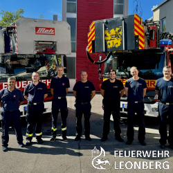 Die Freiwillige Feuerwehr Leonberg hat sieben neue Maschinisten f&uuml;r Drehleitern mit Korb (DLAK) ausgebildet. In Zusammenarbeit mit der Feuerwehr Magstadt erhielten die Teilnehmer in 35 Stunden fundierte theoretische und technische Grundlagen. Dar&uuml;ber hinaus stand die Einsatztaktik f&uuml;r den effizienten Einsatz von Hubrettungsfahrzeugen im Mittelpunkt der Ausbildung.

Am Abschlusstag am Samstag konnten wir Simon, Keven, Frank und Jonas zum bestandenen Lehrgang gratulieren. Sie verst&auml;rken nun unser Team mit ihrem neuen Fachwissen und sind bereit f&uuml;r kommende Eins&auml;tze.

Die Feuerwehr Leonberg freut sich auf die gemeinsame Arbeit mit den neuen Maschinisten.