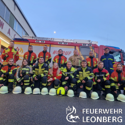 Am Ausbildungsst&uuml;tzpunkt Leonberg des Landkreises B&ouml;blingen wurden vom 08.10. bis zum 19.10.2024 neue Atemschutzger&auml;tetr&auml;ger ausgebildet.

An dem Lehrgang &quot;Ausbildung zum Atemschutzger&auml;tetr&auml;ger&quot; nahmen Feuerwehrleute aus Renningen, Weil im Sch&ouml;nbuch, Herrenberg, Holzgerlingen, Rutesheim, Waldenbuch und Weil der Stadt sowie ein Helfer des Technischen Hilfswerks Leonberg teil.

Die Teilnehmer erlernten in dieser Zeit alle notwendigen Grundt&auml;tigkeiten unter Atemschutz. Theoretische Unterrichtseinheiten wie z. B. Atemgifte, Grundlagen der Atmung, Atemschutztechnik, Brandentstehung und Einsatzgrunds&auml;tze mussten ebenso absolviert werden. 

Au&szlig;erdem waren praktische &Uuml;bungen wie Einsatz&uuml;bungen in der Atemschutz&uuml;bungsstrecke oder realistische Einsatz&uuml;bungen mit unterschiedlichen Einsatzlagen Teil der Ausbildung.

13 Teilnehmer bestanden zur vollsten Zufriedenheit der Ausbilder die theoretischen und praktischen Pr&uuml;fungen.