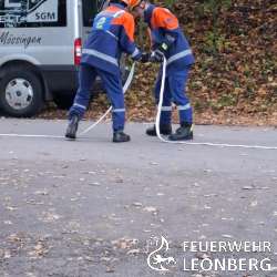 Am 26.10.2024 starteten die Jugendlichen mit ihren Betreuern den Tag bereits um 05:45 Uhr, um sich auf den Weg zur Leistungsspange zu begeben. In diesem Jahr wurde diese im Ernwiesenstadion in M&ouml;ssingen abgenommen.

Die Leistungsspange der Deutschen Jugendfeuerwehr erfordert eine f&uuml;nffache Leistung innerhalb der Gruppe sowie gute Teamarbeit und geordnetes Auftreten. Schnelligkeit, Ausdauer und K&ouml;rperst&auml;rke bewiesen die Jugendlichen beim Kugelsto&szlig;en, Staffellauf und einer Schnelligkeits&uuml;bung, bei welcher Schl&auml;uche gekuppelt werden mussten. Au&szlig;erdem stellten sie sich feuerwehrtechnischen sowie allgemeinen Fragen und absolvierten einen L&ouml;schangriff.

Um nach den erfolgreichen Pr&uuml;fungen wieder zu Kr&auml;ften zu kommen, haben sie sich noch einmal zusammen gesetzt und gemeinsam gegessen. Um 17 Uhr erfolgte dann endlich die Preisverleihung. Die teilnehmenden Gruppen der Feuerwehr Leonberg bestanden beide erfolgreich die Abnahme der Leistungsspange 2024. Wir gratulieren den Jugendlichen zu diesem Erfolg! (AV)