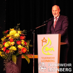 &quot;Ehre wem Ehre geb&uuml;hrt!&quot; Unter diesem Motto er&ouml;ffnete Kommandant Wolfgang Zimmermann den 9. Ehrenabend der Freiwilligen Feuerwehr Leonberg. Bei dieser besonderen Veranstaltung werden Feuerwehrmitglieder und F&ouml;rderer der Feuerwehr Leonberg f&uuml;r ihre langj&auml;hrige Mitgliedschaft und f&uuml;r ihr herausragendes Engagement geehrt.

Den musikalischen Auftakt machte der Pop-Chor &quot;rytmix&quot; des Liederkranzes Leonberg. Die dargebotenen Songs kamen beim Publikum so gut an, dass sich dieses eine Zugabe erklatschte.

Nachdem die Laudatoren die Einzelleistungen der Geehrten gew&uuml;rdigt hatten, konnte die Feuerwehrwehrf&uuml;hrung und der Vorsitzende des Kreisfeuerwehrverbandes Markus Priesching folgende Ehrungen vornehmen:
- Ehrennadel der Kreisjugendfeuerwehr B&ouml;blingen, 
- Ehrenzeichen in Bronze, Silber und Gold des Landes Baden-W&uuml;rttemberg f&uuml;r 15, 25 und 40 Jahre Einsatzdienst,
- Ehrenmedaille in Silber des Landesfeuerwehrverbandes Baden-W&uuml;rttemberg,
- Ehrenmedaillen in Bronze und Silber des Kreisfeuerwehrverbandes B&ouml;blingen,
- Ehrenzeichen der Freiwilligen Feuerwehr Leonberg f&uuml;r 30-, 40-, 50- und sogar 60-j&auml;hrige Mitgliedschaft.

Die Auszeichnung &quot;Partner der Feuerwehr&quot; erhielt in diesem Jahr die Firma &quot;iep wohnen GmbH&amp;Co.KG&quot;.  

In seinem Gru&szlig;wort bedankte sich Herr Oberb&uuml;rgermeister Cohn bei den Feuerwehrmitgliedern f&uuml;r ihren unerm&uuml;dlichen Einsatz f&uuml;r die B&uuml;rgerinnen und B&uuml;rger der Stadt Leonberg; rund um die Uhr und an 365 Tagen im Jahr.

Die abschlie&szlig;ende Ehrung ging an die Partnerinnen und Partner der Feuerwehrleute. Mit einem kleinen Blumengru&szlig; bedankte sich die Feuerwehrf&uuml;hrung f&uuml;r die wichtige Unterst&uuml;tzung und das aufgebrachte Verst&auml;ndnis.

Mit leckeren H&auml;ppchen, k&uuml;hlen Getr&auml;nken und guten Gespr&auml;chen lie&szlig;en die Geehrten und ihre G&auml;ste den gelungenen Abend ausklingen.  