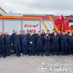 Am vergangenen Samstag, 23.11.2024 endete in Leonberg ein weiterer Truppf&uuml;hrerlehrgang, der mit beeindruckender Organisation und Engagement durchgef&uuml;hrt wurde. 18 Feuerwehrangeh&ouml;rige aus Magstadt, Weissach, Sch&ouml;naich und Leonberg konnten erfolgreich ihre Ausbildung abschlie&szlig;en und sich damit f&uuml;r die erste F&uuml;hrungsebene innerhalb der Feuerwehr qualifizieren.

Die zuk&uuml;nftigen Truppf&uuml;hrerinnen und Truppf&uuml;hrer lernten an mehreren intensiven Ausbildungstagen die Grundlagen ihres neuen Verantwortungsbereichs. Neben den praktischen &Uuml;bungen wurde auch theoretisches Wissen zu Gefahreneinsch&auml;tzung, rechtlichen Grundlagen und dem situationsgerechten Handeln vermittelt.
Am letzten Samstag bewiesen die Teilnehmenden ihr K&ouml;nnen in einer umfangreichen Pr&uuml;fung, die aus mehreren Stationen bestand, gefolgt von einer gro&szlig;en Abschluss&uuml;bung. 

Die Durchf&uuml;hrung des Lehrgangs stellte auch hohe Anforderungen an das Ausbilderteam. Insgesamt waren zahlreiche Ausbildungsstunden n&ouml;tig. Diese haben wiedereinmal nicht nur ihre Fachkompetenz, sondern auch au&szlig;ergew&ouml;hnliches Engagement unter Beweis gestellt.

Ein besonderer Dank gilt allen, die an der Organisation und Durchf&uuml;hrung dieses Lehrgangs beteiligt waren, um den Feuerwehrangeh&ouml;rigen eine hochwertige Ausbildung zu erm&ouml;glichen.

Die Freiwillige Feuerwehr Leonberg gratuliert allen Teilnehmenden herzlich zur bestandenen Pr&uuml;fung. Wir sind stolz auf die neuen Truppf&uuml;hrerinnen und Truppf&uuml;hrer und freuen uns, sie in ihren neuen Rollen im Feuerwehrdienst willkommen zu hei&szlig;en!