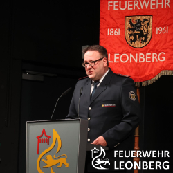 Am 31.01.2025 fand in der G&auml;ublickhalle in Gebersheim die Jahreshauptversammlung 2025 der Freiwilligen Feuerwehr Leonberg statt. Traditionell stand vor dem offiziellen Beginn der Versammlung ein gemeinsames Abendessen mit Schnitzel und Kartoffelsalat auf der Tagesordnung. Nachdem sich alle mit reichlichen Portionen gest&auml;rkt hatten, er&ouml;ffnete Kommandant Wolfgang Zimmermann um 19:15 Uhr mit der Begr&uuml;&szlig;ung der sehr zahlreich erschienenen Feuerwehrleute und ihren ebenso zahlreichen G&auml;sten die Versammlung. Er betonte die tolle Zusammenarbeit mit den anderen Hilfsorganisationen und die hervorragende Unterst&uuml;tzung durch die verschiedenen Gremien der Stadt Leonberg.

Der Begr&uuml;&szlig;ung folgte direkt der erste von vier Einspielfilmen, welcher die Feuerwehreins&auml;tze in der Sylvesternacht zum Thema hatte. Die Filme sind Teil der noch unver&ouml;ffentlichten zweiten Staffel der Dokumention &uuml;ber die Freiwillige Feuerwehr Leonberg, welche von unserem Mitglied Timo Becker und seinem Filmteam im Dezember 2024 und Januar 2025 mit gro&szlig;em Aufwand gedreht wurde. 

Danach &uuml;bernahm Moderatorin Hannah Krause das Mikrofon und leitete die erste Talkrunde des Abends ein. Hier berichtete der erste stellvertrende Kommandant Marcus Kucher &uuml;ber die positive Entwicklung der Mitgliederzahlen und &uuml;ber die Ma&szlig;nahmen zur St&auml;rkung des freiwilligen Engagaments in der Feuerwehr. Die zahlreichen Lehrg&auml;nge und sonstige Aus- und Fortbildungsveranstaltungen stellte der zweite stellvertrende Kommandant Andreas Schneider vor. Abteilungskommandant Volker R&ouml;ckle von der Abteilung Leonberg berichtete &uuml;ber einige besondere der insgesamt 568 Eins&auml;tze. Die Frage von Hannah Krause, ob denn in Leonberg die oft berichtete Gewalt gegen Einsatzkr&auml;fte ein Thema sei, konnte er erfreulicherweise verneinen. Die letzten in der Runde waren der stellvertretende H&ouml;finger Abteilungskommandant Lennart Bauch und der Leiter der Fachgruppe &quot;Absturzsicherung und ERHT&quot; Matthias Fritz. Sie stellten die Aufgaben, die Eins&auml;tze und den Dienstbetrieb der Fachgruppe vor. 

Ein ganz besonderer Moment der Jahreshauptversammlung ist jedes Jahr die Verpflichtung der neu aufgenommenen Feuerwehrmitglieder. Diese erfolgt durch Handschlag des Oberb&uuml;rgermeisters sowie des Feuerwehrkommandanten. In die Einsatzabteilung wurden 25 neue Mitglieder aufgenommen, die Jugendfeuerwehr freut sich &uuml;ber sechs neue Mitglieder und im Schalmeienzug spielen k&uuml;nftig sieben neue Feuerwehrmusikerinnen und -musiker. 

Der zweite Einspielfilm widmete sich der Jugendfeuerwehr, welche dann auch in der anschlie&szlig;enden Gespr&auml;chsrunde mit zwei Mitgliedern und einem Jugendgruppenleiter vertreten war. Joelle-Victoria Demuth und Mia-Sophie Keller berichteten &uuml;ber &Uuml;bungen und Wettbewerbe sowie &uuml;ber die 24-Stunden-&Uuml;bung und den Pokalwettbwerb als H&ouml;hepunkte des Jugendfeuerwehrjahres. Jugendgruppenleiter Ruben Werbke konnte unter anderem berichten, dass die Jugendfeuerwehr derzeit mit 50 Mitgliedern ausgebucht ist und 12 Jugendliche auf der Warteliste stehen. 
Tamara Bauer vom Schalmeienzug berichtete von 24 Auftritten im letzten Jahr und freute sich &uuml;ber die vielen neuen Mitglieder. Martin Tr&ouml;scher als Leiter der Altersabteilung in teils launigen Worten von den ersten Frauen im Einsatzdienst in Leonberg. Er hob hierbei Martina Marten als Wegbereiterin und Vorbild besonders hervor. 


Anschlie&szlig;end f&uuml;hrte Kommandamt Wolfgang Zimmermann mit seinen beiden Stellvertretern und Oberb&uuml;rgermeister Cohn die Bef&ouml;rderungen durch. 

Der dritte Einspielfilm zeigte in eindr&uuml;cklichen Bildern und Schnitten ein Einsatztraining des sogannten &quot;LUF-Zuges&quot; in einer Tiefgarage. Die Abk&uuml;rzung &quot;LUF&quot; steht hierbei f&uuml;r &quot;L&ouml;schunterst&uuml;tzungsfahrzeug&quot;, ein ferngesteuertes Spezialfahrzeug auf Ketten zur Bek&auml;mpfung von Gro&szlig;br&auml;nden und Br&auml;nden in unterirdischen Verkehrsanlagen. 

Eine weitere Gespr&auml;chsrunde war dem Thema Kameradschaft gewidmet. Der stellvertretende Gebersheimer Abteilungskommandant Patrick Keppler, Sebastian Stammel aus H&ouml;fingen, Manuel Grau-Braun aus Warmbronn sowie Daniel Irschik aus Leonberg gaben einen &Uuml;berblick &uuml;ber die verschiedenen kameradschaftlichen Veranstaltungen im vergangenen Jahr. Sie machten deutlich, wie wichtig der Zusammenhalt untereinander auch und gerade f&uuml;r die Zusammenarbeit der einzelnen Abteilungen bei Eins&auml;tzen ist.

In seinem anschlie&szlig;enden Gru&szlig;wort bedankte sich Oberb&uuml;rgermeister Martin-Georg Cohn bei allen Leonberger Feuerwehrleuten f&uuml;r ihr unerm&uuml;dliches Engagement. Er betonte den ausgezeichneten Ausr&uuml;stungs- und Ausbildungsstand der  Freiwilligen Feuerwehr Leonberg. 

Gleich im Anschluss durfte Oberb&uuml;rgermeister Cohn den langj&auml;hrigen H&ouml;finger Abteilungskommandanten Klaus Schmid zum Ehrenkommandanten der Freiwilligen Feuerwehr Leonberg ernennen. Die gesamte Versammlung verabschiedete Klaus Schmid mit langem, stehendem Applaus in den wohlverdienten Feuerwehrruhestand.

Eine weitere, ganz besondere Ehrung galt zwei extra aus Kaltern in S&uuml;dtirol angereisten Mitgliedern der Partnerfeuerwehr Kaltern am Markt. Kommandant Dietmar Zwerger und Feuerwehrmitglied Wolfgang Klopp als aktivem F&ouml;rderer der Partnerschaft wurde die Medaille f&uuml;r internationale Zusammenarbeit der Stufe Bronze des Deutschen Feuerwehrverbandes verliehen. Die beiden Kalterer Kameraden wussten nichts von der Ehrung und freuten sich sehr dar&uuml;ber.

Ein vierter Einspielfilm zeigte, dass auch ein vermeintlicher Routineeinsatz mit dem Stichwort &quot;Piepsender Rauchwarnmelder&quot; schnell zu einem Wettlauf zwischen Leben und Tod werden kann. 

Der stellvertretende Kreisbrandmeister und Kommandant der Feuerwehr Sindelfingen Thomas Frech &uuml;berbrachte der Versammlung die Gr&uuml;&szlig;e des Landrates und des Kreisbrandmeisters. 

In der vierten und letzten Gespr&auml;chsrunde konnte Hannah Krause dann den frisch gew&auml;hlten Leiter des THW-Ortsverbandes Leonberg Daniel Lok, Stefan Abele von der DRK-Rettungswache Leonberg und David Korte vom DRK-Ortverein Leonberg begr&uuml;&szlig;en. Alle drei &auml;u&szlig;erten sich sehr positiv zur Zusammenarbeit der verschiedenen Leonberger Blaulichtorganisationen. Insbesondere wurde Zusammenarbeit der vier Jugendorganisationen der Feuerwehr, des DRK-Ortsvereins, des THW und der DLRG  unter dem Slogan &quot;Vier gewinnt!&quot; hervorgehoben. 

In seinem Schlusswort bedankte sich Kommandant Wolfgang Zimmermann bei allen Leonberger Feuerwehrleuten f&uuml;r die hervorragende Zusammenarbeit und bei Oberb&uuml;rgermeister Cohn f&uuml;r seine stete Unterst&uuml;tzung der Feuerwehr. 

Er beendete die Jahreshauptversammlung um 22:15 Uhr mit dem Wahlspruch Einer f&uuml;r alle und alle f&uuml;r einen&quot;.

Die Freiwilige Feuerwehr Leonberg bedankt sich bei allen Mitwirkenden f&uuml;r ihr hervorragendes Engagement bei der Vorbereitung und Durchf&uuml;hrung der Jahreshauptversammlung 2025! Vielen Dank an Timo Becker und sein Team f&uuml;r die professionelle Erstellung der Einspielfilme, den Aufbau und die Steuerung der Video-, Licht- und Tontechnik sowie die Regief&uuml;hrung der Veranstaltung!

Ein besonderer Dank geht an Stefan Turata von der Feuerwehr Steinenbronn f&uuml;r die zur Verf&uuml;gung gestellte Veranstaltungstechnik und nat&uuml;rlich an unsere Moderatorin Hannah Krause! (mf)

