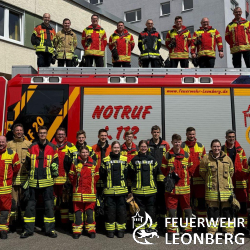Vom 11. bis 19. April 2025 haben 24 Feuerwehranw&auml;rterinnen und -anw&auml;rter erfolgreich ihre Grundausbildung abgeschlossen. Die Teilnehmenden stammen aus den Feuerwehren Altdorf, Herrenberg, Renningen, Weissach und Leonberg. &Uuml;ber sieben intensive Ausbildungstage hinweg wurden sie durch ein engagiertes Ausbilderteam bestehend aus zw&ouml;lf Ausbildern vor allem praktisch geschult.

Die Ausbildungsinhalte umfassten die grundlegenden T&auml;tigkeiten im Feuerwehrdienst: Neben wichtigen theoretischen Grundlagen wurden unter anderem die Bereiche L&ouml;schangriff und technische Hilfeleistung in praxisnahen &Uuml;bungen vermittelt. Ziel war es, den Teilnehmenden ein solides Fundament f&uuml;r ihre zuk&uuml;nftige T&auml;tigkeit im Einsatzdienst zu bieten.

Unter den Teilnehmenden befanden sich 19 M&auml;nner und 5 Frauen. Besonders hervorzuheben ist der &auml;lteste Teilnehmer des Lehrgangs, der mit 53 Jahren eindrucksvoll zeigte, dass Engagement und Motivation bei der Feuerwehr keine Altersgrenze kennen.

Am Ende des Lehrgangs stand die Abschlusspr&uuml;fung  bestehend aus einem theoretischen und einem praktischen Teil  auf dem Programm. Alle 24 Teilnehmerinnen und Teilnehmer haben diese mit Erfolg bestanden und d&uuml;rfen sich nun offiziell als Feuerwehrfrauen und -m&auml;nner bezeichnen.

Zum Lehrgangsabschluss konnten sich die Kommandanten der beteiligten Feuerwehren bei einer gemeinsamen &Uuml;bung ein Bild vom K&ouml;nnen ihrer neuen Einsatzkr&auml;fte machen. Die Freude &uuml;ber den erfolgreichen Abschluss war bei allen Beteiligten sp&uuml;rbar.

Wir gratulieren allen Absolventinnen und Absolventen herzlich zur bestandenen Grundausbildung. F&uuml;r ihren weiteren Weg bei der Feuerwehr w&uuml;nschen wir ihnen viel Erfolg, Kameradschaft, spannende Erfahrungen  und vor allem: Stets eine gesunde R&uuml;ckkehr von allen Eins&auml;tzen und &Uuml;bungen.