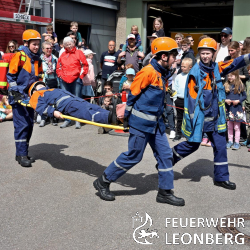 Am Sonntag, 27. April 2025, &ouml;ffnete die Feuerwehr Leonberg bei strahlendem Fr&uuml;hlingswetter ihre Tore und begr&uuml;&szlig;te zahlreiche Besucherinnen und Besucher in der Feuerwache in der R&ouml;merstra&szlig;e. Besonders Familien mit Kindern nutzten die Gelegenheit, einen spannenden Blick hinter die Kulissen der Feuerwehr zu werfen.

Ein buntes Programm begeisterte die G&auml;ste: Bei F&uuml;hrungen durch die Feuerwache konnten sich Jung und Alt &uuml;ber die Technik und den Alltag der Feuerwehr informieren. Die Kinder freuten sich &uuml;ber eine H&uuml;pfburg, kreative Spiele und ein beliebtes Feuerwehr-Quiz, bei dem Stempel gesammelt und kleine &Uuml;berraschungen gewonnen werden konnten.

Ein wichtiger Bestandteil des Tages war auch die Brandschutzerziehung. An speziellen Informationsst&auml;nden erkl&auml;rten Feuerwehrleute verst&auml;ndlich und anschaulich, wie man sich im Brandfall richtig verh&auml;lt und wie jeder zu Hause f&uuml;r mehr Sicherheit sorgen kann. Gerade die J&uuml;ngsten lernten spielerisch, warum Rauchmelder und Notrufnummern so wichtig sind.

H&ouml;hepunkte des Programms waren die eindrucksvollen Vorf&uuml;hrungen: Die Jugendfeuerwehr zeigte bei einer L&ouml;sch&uuml;bung ihr K&ouml;nnen, w&auml;hrend bei der Seilrettung am Bauger&uuml;st spektakul&auml;re H&ouml;henaktionen bewundert werden konnten. Eindrucksvoll demonstrierte die Einsatzabteilung den Umgang mit gef&auml;hrlichen Chemikalien bei einem simulierten Gefahrgutunfall. Bei der Rettung nach einem Verkehrsunfall kamen hydraulische Rettungsger&auml;te zum Einsatz, und beim gro&szlig;en Abschluss zeigte ein nachgestellter Geb&auml;udebrand, wie schnell die Feuerwehr eingreift und Menschenleben rettet.

Viel bestaunt wurden die Einsatzfahrzeuge, die von innen und au&szlig;en erkundet werden durften. Mutige G&auml;ste wagten zudem eine Fahrt mit der Hubarbeitsb&uuml;hne in 50 Meter H&ouml;he. 

F&uuml;r das leibliche Wohl war bestens gesorgt, und der Schalmeienzug sorgte mit schwungvoller Musik f&uuml;r die passende Stimmung. 

Die Feuerwehr Leonberg bedankt sich herzlich bei allen Besucherinnen und Besuchern f&uuml;r das gro&szlig;e Interesse und freut sich schon jetzt auf ein Wiedersehen! Ein besonderer Dank geht an die Firma Mateco, welche mit der gro&szlig;en Hebeb&uuml;hne und mehreren Mitarbeitern die tollen Aussichtsfahrten erm&ouml;glicht hat. 

