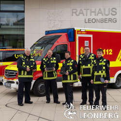 Die Stadt Leonberg hat eine neue Drohneneinheit offiziell in den Dienst gestellt. Nach einj&auml;hriger Ausbildung sind die Einsatzkr&auml;fte nun bereit, das unbemannte Luftfahrtsystem im Bev&ouml;lkerungsschutz einzusetzen. Die Einheit erweitert die M&ouml;glichkeiten der Gefahrenabwehr in der Stadt erheblich, als Personal sind Einsatzkr&auml;fte der Freiwilligen Feuerwehr in Warmbronn ausgebildet.

Die Drohne wird k&uuml;nftig zur Lageerkundung, Personensuche, Aufkl&auml;rung bei Br&auml;nden oder Hochwasser sowie zur Einsatzdokumentation eingesetzt. &Uuml;ber eine W&auml;rmebildkamera, Live-Bild&uuml;bertragung und Sprachdurchsagen kann in Echtzeit auf dynamische Lagen reagiert werden. Ein integrierter Hochleistungsscheinwerfer erm&ouml;glicht den n&auml;chtlichen Einsatz.

Das Personal der Einheit wurde umfassend geschult. Die Ausbildung umfasste unter anderem Luftrecht, Einsatzplanung, Wetterkunde, praktische Flug&uuml;bungen sowie Technikschulungen. Parallel wurde ein Einsatzfahrzeug f&uuml;r den autarken Drohnenbetrieb ausgestattet.

Die neue Einheit ist ein Gewinn f&uuml;r den Bev&ouml;lkerungsschutz. Sie schafft Lage&uuml;bersicht, erh&ouml;ht die Sicherheit f&uuml;r Einsatzkr&auml;fte und beschleunigt Entscheidungen vor Ort, sagte Ralf Kotte, Leiter Bev&ouml;lkerungsschutz, bei der Indienststellung am 29. Juni 2025. Kotte dankte den ehrenamtlichen Mitgliedern der Feuerwehrabteilung Warmbronn, die sich zus&auml;tzlich zum regul&auml;ren Dienst zu Fernpiloten, Luftraumbeobachtern und Kamera-Operatoren qualifiziert haben.

Auch Oberb&uuml;rgermeister Martin Georg Cohn betont die Bedeutung des Projekts: Mit der neuen Drohneneinheit st&auml;rken wir die Sicherheit unserer B&uuml;rgerinnen und B&uuml;rger auf modernste Weise. Ob bei Br&auml;nden, Unwettern oder Personensuchen  schnelle und pr&auml;zise Lagebilder k&ouml;nnen im Ernstfall Leben retten. Ich danke allen Beteiligten f&uuml;r ihr gro&szlig;es Engagement und ihre Weitsicht.

Die Drohne steht ab sofort rund um die Uhr f&uuml;r Eins&auml;tze bereit.