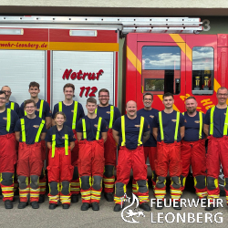 Leonberger Feuerwehr erfolgreich beim Leistungsabzeichen in Stuttgart-Stammheim
Am 11. Oktober 2025 stellten sich drei Gruppen der Feuerwehr Leonberg der Herausforderung des Feuerwehr-Leistungsabzeichens Baden-Württemberg – mit großem Erfolg.
Die Abnahme fand auf dem Gelände der Freiwilligen Feuerwehr Stuttgart-Stammheim statt. Insgesamt nahmen 21 Gruppen aus verschiedenen Feuerwehren der Region an der Prüfung teil.
Während zwei Leonberger Gruppen das Leistungsabzeichen in Bronze errangen, meisterte eine weitere Gruppe die deutlich anspruchsvollere Prüfung zum Leistungsabzeichen in Gold.
Das Leistungsabzeichen dient nicht nur der Überprüfung von Können und Einsatzroutine, sondern auch der Förderung von Teamarbeit, Koordination und technischem Verständnis. Unter den wachsamen Augen der Schiedsrichter mussten die Leonberger Feuerwehrangehörigen verschiedene Übungen aus dem realen Einsatzgeschehen absolvieren.
Für die Bronze-Gruppen stand ein Löschangriff mit Menschenrettung über tragbare Leitern auf dem Programm. Hier kommt es auf jeden Handgriff an – vom schnellen Aufbau der Wasserversorgung über den gezielten Einsatz der Strahlrohre bis hin zur sicheren Menschenrettung. Alles musste präzise, sicher und innerhalb einer festgelegten Zeit ausgeführt werden.
Die Gold-Gruppe hatte eine noch anspruchsvollere Aufgabe zu bewältigen. Neben dem Löschangriff und einer technischen Hilfeleistungsübung standen auch theoretische Fragen, Fahrzeug- und Gerätekunde sowie die Organisation eines Einsatzes auf dem Prüfstand. Diese Prüfung verlangt nicht nur körperliche Fitness, sondern auch umfangreiches Fachwissen und eine reibungslose Zusammenarbeit im Team.
In den Wochen vor der Abnahme wurde intensiv trainiert – mehrmals wöchentlich auf dem Übungsplatz der Feuerwehr Leonberg. Dabei standen vor allem Teamabstimmung, präzise Abläufe und sicheres Arbeiten unter Zeitdruck im Mittelpunkt. Die engagierte Vorbereitung zahlte sich aus: Alle drei Gruppen konnten ihre Übungen erfolgreich und innerhalb der vorgegebenen Zeiten absolvieren.
Am Ende konnten die Leonberger Feuerwehrangehörigen stolz ihre Abzeichen entgegennehmen.
Mit der erfolgreichen Teilnahme bewiesen sie einmal mehr ihre hohe Einsatzbereitschaft, ihr Fachkönnen und ihren starken Zusammenhalt – Werte, die im Feuerwehrdienst von unschätzbarem Wert sind.
Die Feuerwehr Leonberg gratuliert allen Teilnehmerinnen und Teilnehmern herzlich zu dieser großartigen Leistung!