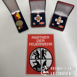 Kommandant Wolfgang Zimmermann eröffnete in diesem Jahr den zehnten Ehrenabend der Freiwilligen Feuerwehr Leonberg. Dieser stand erneut unter dem Motte "Ehre wem Ehre gebührt!". Bei dieser besonderen Veranstaltung werden Feuerwehrmitglieder und Förderer der Feuerwehr Leonberg für ihre langjährige Mitgliedschaft und für ihr herausragendes Engagement geehrt.

Der musikalischen Rahmen in diesem Jahr wurde durch die Gruppe Timo Becker & Friends gestaltet. Die Stücke, welche eigens für die Feuerwehr komponiert wurden, und in der neuen Staffel von "Flames" zu hören sein werden kamen beim Fachpublikum äußerst gut an.

Nachdem die Laudatoren die Einzelleistungen der Geehrten gewürdigt hatten, konnte die Feuerwehrwehrführung, der neue Kreisbrandmeister Martin Amler und der stellvertretende Vorsitzende des Kreisfeuerwehrverbandes Jürgen Stäbler folgende Ehrungen vornehmen:
- Ehrung Bundesvereinigung Deutscher Musikverbände e.V.
- Ehrenzeichen in Bronze und Silber des Landes Baden-Württemberg für 15 und 25 Jahre aktiver Einsatzdienst,
- Deutsches Feuerwehrehrenkreuz in Bronze,
- Ehrenmedaille in Silber des Landesfeuerwehrverbandes Baden-Württemberg,
- Ehrenmedaillen in Bronze, Silber und Gold des Kreisfeuerwehrverbandes Böblingen,
- Ehrenzeichen der Freiwilligen Feuerwehr Leonberg für 30-, 40-, 50- und sogar 70-jährige Mitgliedschaft.

Die Auszeichnung "Partner der Feuerwehr" erhielt in diesem Jahr der Birkenhof - Familie Gommel und Armin Schneider Getränkehandel.

In seinem letzten Grußwort bedankte sich der scheidende Oberbürgermeister Cohn bei den Feuerwehrmitgliedern für ihren unermüdlichen Einsatz für die Bürgerinnen und Bürger der Stadt Leonberg; rund um die Uhr und an 365 Tagen im Jahr.

Die abschließende Ehrung ging an die Partnerinnen und Partner der Feuerwehrleute. Mit einer kleinen Aufmerksamkeit bedankte sich die Feuerwehrführung für die wichtige Unterstützung und das aufgebrachte Verständnis.

Mit leckeren Häppchen, kühlen Getränken und guten Gesprächen ließen die Geehrten und ihre Gäste den gelungenen Abend ausklingen.