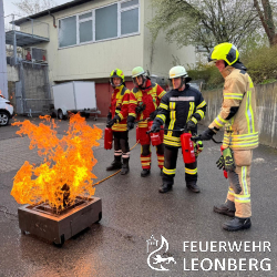 15 Feuerwehranw&auml;rterinnen und -anw&auml;rter aus mehreren Kommunen des Landkreises B&ouml;blingen haben die Truppmannausbildung Teil 1 am Ausbildungsstandort Leonberg erfolgreich abgeschlossen. Nach einer intensiven Ausbildungswoche konnten alle Teilnehmenden die theoretische und praktische Pr&uuml;fung bestehen. Der Lehrgang endete mit einer Abschluss&uuml;bung, die von zahlreichen Zuschauern aus den beteiligten Feuerwehren verfolgt wurde.

Die Teilnehmenden kamen aus den Feuerwehren Rutesheim, Weissach, Renningen, Ehningen, Herrenberg, Magstadt, Weil der Stadt und Leonberg sowie eine Teilnehmerin vom Landratsamt. Insgesamt zehn Ausbilder begleiteten den Lehrgang, der sich &uuml;ber mehrere Ausbildungstage erstreckte. Neben zwei Samstagen f&uuml;r die Erste-Hilfe-Ausbildung standen vier intensive Tage mit praktischen Schwerpunkten wie L&ouml;schangriff, Einsatz von Leitern, Wasserentnahme aus offenem Gew&auml;sser sowie Technische Hilfeleistung auf dem Programm.

Die Truppmannausbildung Teil 1 bildet die Grundlage f&uuml;r den aktiven Feuerwehrdienst. Ziel ist es, die Teilnehmenden dazu zu bef&auml;higen, grundlegende T&auml;tigkeiten im Einsatz unter Anleitung sicher auszuf&uuml;hren. Neben praktischen &Uuml;bungen wurden auch theoretische Inhalte wie Rechtsgrundlagen, Brandbek&auml;mpfung und Ger&auml;tekunde vermittelt.

Zum Abschluss stellten die Teilnehmenden ihr K&ouml;nnen an f&uuml;nf Pr&uuml;fungsstationen unter Beweis. Bei der anschlie&szlig;enden Abschluss&uuml;bung zeigten sie eindrucksvoll ihr erlerntes Wissen und die Zusammenarbeit im Team.

Mit dem erfolgreichen Abschluss ist ein wichtiger Schritt in der Feuerwehrausbildung erreicht. Die Absolventinnen und Absolventen verst&auml;rken k&uuml;nftig die Einsatzabteilungen ihrer Heimatwehren und bauen ihre Kenntnisse in weiterf&uuml;hrenden Lehrg&auml;ngen aus.

Weitere Informationen zum Truppmann-Lehrgang: https://www.lrabb.de/start/Service+_+Verwaltung/Truppmann.html