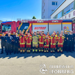 Vom 12. bis zum 22. Mai 2026 fand am Ausbildungsst&uuml;tzpunkt Leonberg des Landkreises B&ouml;blingen der Lehrgang �Ausbildung zum Atemschutzger&auml;tetr&auml;ger� statt. 18 Feuerwehrleute aus Leonberg, Herrenberg und G&auml;rtringen haben die Ausbildung erfolgreich abgeschlossen.
Die Teilnehmer erlernten in dieser Zeit alle notwendigen Grundt&auml;tigkeiten f&uuml;r den Einsatz unter Atemschutz. Das Programm umfasste theoretische Unterrichtseinheiten zu Themen wie Atemgiften, den Grundlagen der Atmung, Atemschutztechnik, Brandentstehung und Einsatzgrunds&auml;tzen.
In der Praxis wurden Belastungs&uuml;bungen in der Atemschutz&uuml;bungsstrecke sowie realistische Einsatz&uuml;bungen absolviert. Den Abschluss der Ausbildung bildete ein Durchgang im Brand&uuml;bungscontainer der EnBW, bei dem das Gelernte unter realit&auml;tsnahen Bedingungen gefestigt wurde.
Alle 18 Teilnehmer bestanden die theoretischen und praktischen Pr&uuml;fungen zur vollsten Zufriedenheit der Ausbilder und verst&auml;rken ab sofort die Einsatzabteilungen.