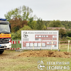 Mit dem offiziellen Spatenstich am Dienstag hat der Bau des neuen Feuerwehrhauses in Warmbronn begonnen. F&uuml;r die Feuerwehr und den Leonberger Teilort ist dies ein wichtiger Meilenstein und ein bedeutender Schritt in Richtung Zukunft.
Zur Veranstaltung begr&uuml;&szlig;te die Feuerwehr zahlreiche G&auml;ste aus Stadtverwaltung, Ortschaftsrat, Architektur und Feuerwehr. Neben Oberb&uuml;rgermeister Tobias Degode und Ortsvorsteherin Martina Reisser waren auch Baub&uuml;rgermeister Klaus Brenner, Vertreter des Architekturb&uuml;ros buerohauser sowie die F&uuml;hrungskr&auml;fte der Feuerwehr Leonberg mit den Abteilungen Leonberg, Gebersheim, H&ouml;fingen und Warmbronn anwesend. Auch der Bev&ouml;lkerungsschutz Leonberg, vertreten durch Ralf Kotte, sowie Kreisbrandmeister Martin Amler nahmen teil.
Nach den Redebeitr&auml;gen von Gesamtkommandant Wolfgang Zimmermann, Oberb&uuml;rgermeister Tobias Degode und Nico D&uuml;rr der Leiter von der Architektur kamen auch die verschiedenen Generationen der Abteilung Warmbronn zu Wort. Jugendfeuerwehr, Einsatzabteilung und Alterswehr machten deutlich, welche Bedeutung der Neubau f&uuml;r sie hat: von den Perspektiven f&uuml;r die n&auml;chste Generation und &uuml;ber die Vorfreude auf moderne Bedingungen eines neuen Feuerwehrhauses.
Anschlie&szlig;end griffen Simon Mayer der  Abteilungskommandant der Abteilung Warmbronn, Tobias Degode, Klaus Brenner, Martina Reisser, Nico D&uuml;rr und Wolfgang Zimmermann gemeinsam zum Spaten und gaben damit symbolisch den Startschuss f&uuml;r den Neubau. Der Kreisbrandmeister Martin Amler gratulierte der Abteilung Warmbronn ebenfalls zum Baubeginn.
Mit dem Neubau entsteht eine zukunftsorientierte Grundlage f&uuml;r die Arbeit der Feuerwehr Leonberg Abteilung Warmbronn und Sicherheit f&uuml;r die B&uuml;rgerinnen und B&uuml;rger des Teilorts Warmbronn.

Am Ortsrand von Warmbronn neben dem bestehenden Feuerwehrhaus entsteht ein Neubau in Holzhybridbauweise mit f&uuml;nf Fahrzeugstellpl&auml;tzen und Zeitgem&auml;&szlig;en Sozial- und Kameradschaftsr&auml;umen. Im Objekt befinden sich Au&szlig;erdem Lagerfl&auml;chen f&uuml;r den Bev&ouml;lkerungsschutz. Die Gesamtkosten sind auf 7,5 Mio Euro festgesetzt. Die Fertigstellung soll Ende 2028 sein.
