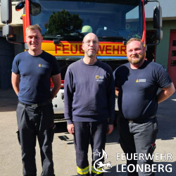 Am Samstag, 10.05.2025, fand der Abschlusstag der diesj&auml;hrigen Maschinistenausbildung im Landkreis B&ouml;blingen statt. Auch die Feuerwehr Leonberg durfte sich &uuml;ber drei erfolgreiche Absolventen freuen. Wir gratulieren unseren Kameraden ganz herzlich zum bestandenen Lehrgang!

Die Ausbildung zum Maschinisten vermittelt umfangreiches Wissen im Umgang mit Feuerl&ouml;schkreiselpumpen, tragbaren Pumpen und Stromerzeugern. Neben der praktischen Handhabung standen auch theoretische Inhalte wie Motoren- und Pumpenkunde sowie Sicherheitsma&szlig;nahmen und Gefahrenabwehr auf dem Lehrplan.

Ein weiterer wichtiger Teil des Lehrgangs ist die Ausbildung im Stra&szlig;enverkehrsrecht  denn Maschinisten sind nicht nur f&uuml;r die Technik verantwortlich, sondern auch f&uuml;r das sichere F&uuml;hren der Einsatzfahrzeuge im Stra&szlig;enverkehr.

Nach mehreren intensiven Ausbildungsabenden sowie praxisorientierten Lehrgangswochenenden mussten die Teilnehmenden sowohl eine theoretische als auch eine praktische Pr&uuml;fung bestehen. Unsere drei Leonberger Kameraden meisterten diese Herausforderungen mit Bravour.

Wir bedanken uns f&uuml;r das gezeigte Engagement und w&uuml;nschen unseren neuen Maschinisten stets sichere Fahrten und ein unfallfreies Heimkommen aus allen Eins&auml;tzen!